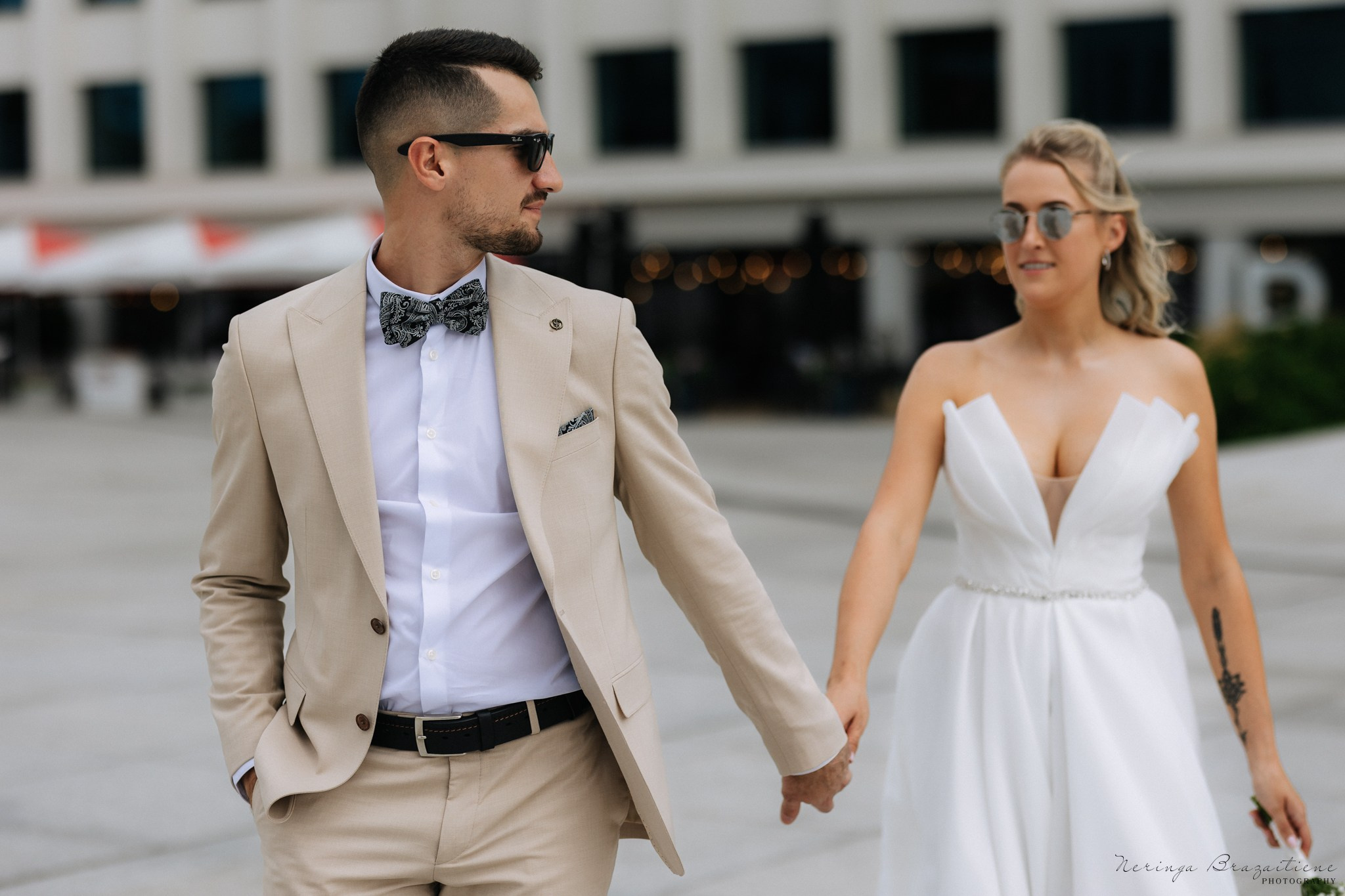 Vestuvinė fotosesija Kaune, Vienybės aikštėje, prie Lietuvos banko