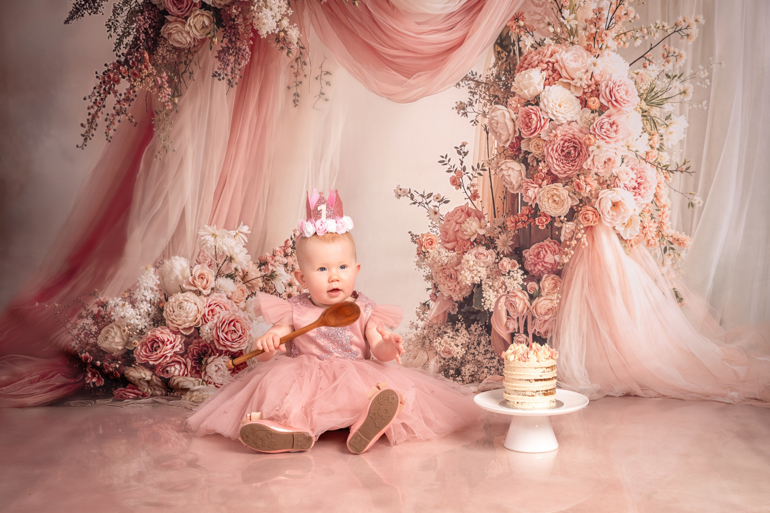 Cake smash photo session Hertfordshire, Stevenage. Stevenage, Hertfordshire family, maternity and newborn photographer