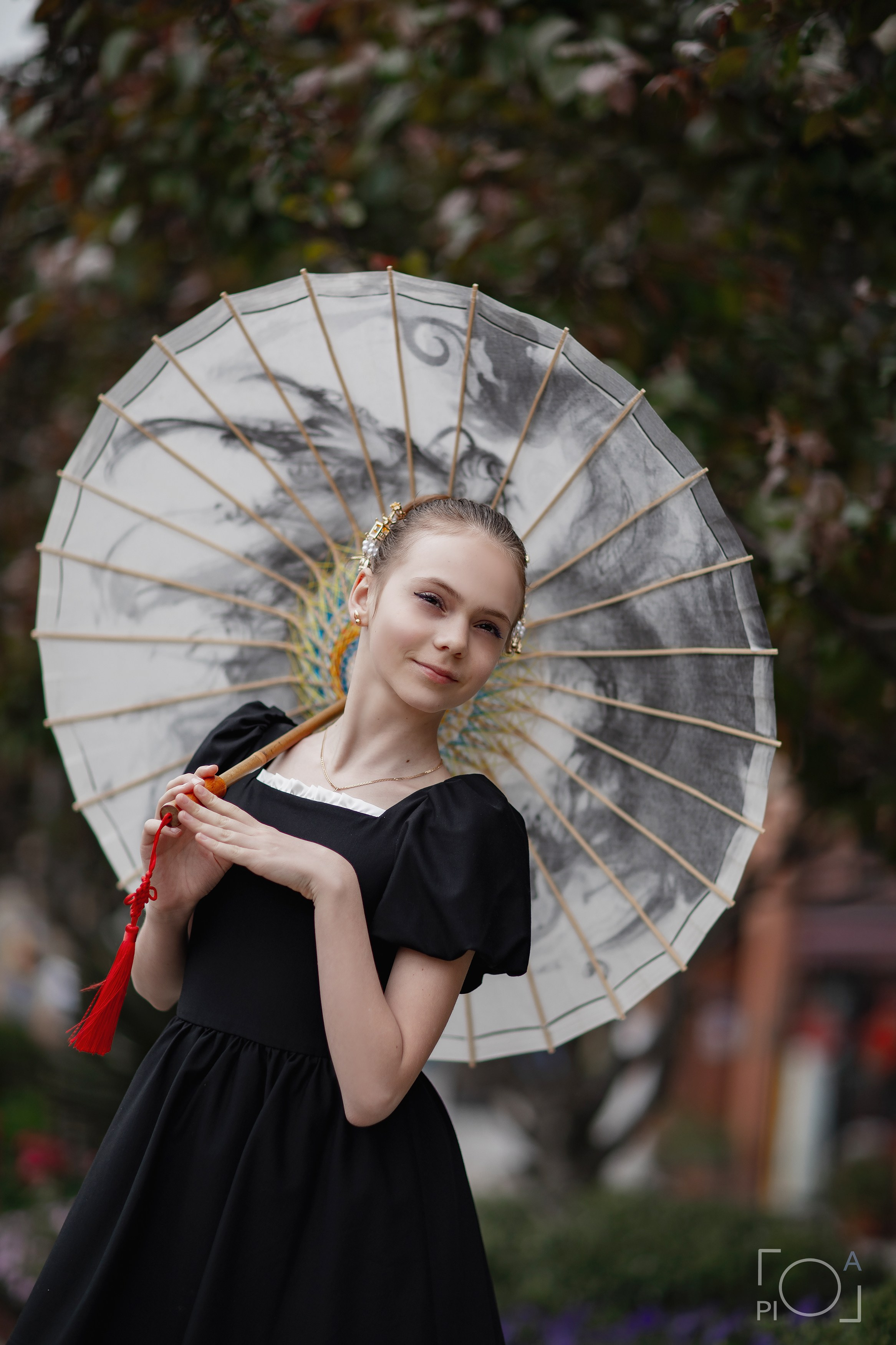 Фотосессия в Шанхае для девочки 11 лет, в черном платье. Девочка с китайским белым папирусным зонтиком