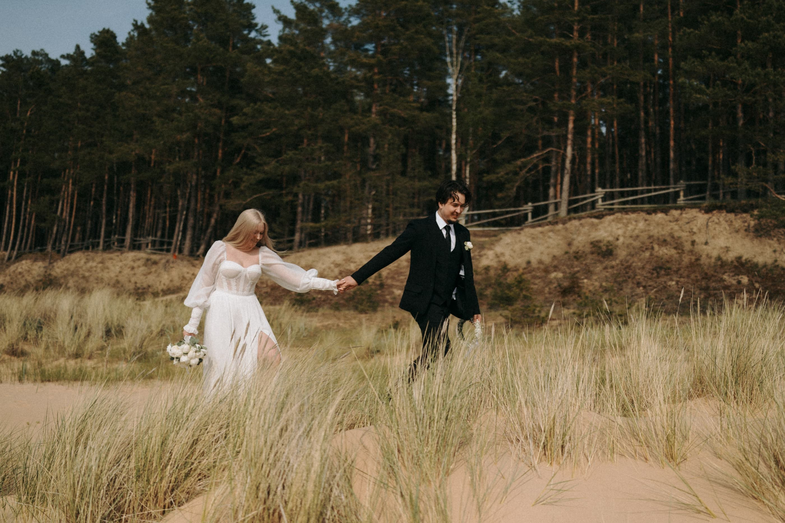 Marija & Aleksandrs: Kāzu fotosesija Veczemju klintīs pie jūras. Fotogrāfs kāzām, ģimenēm un dažādiem pasākumiem