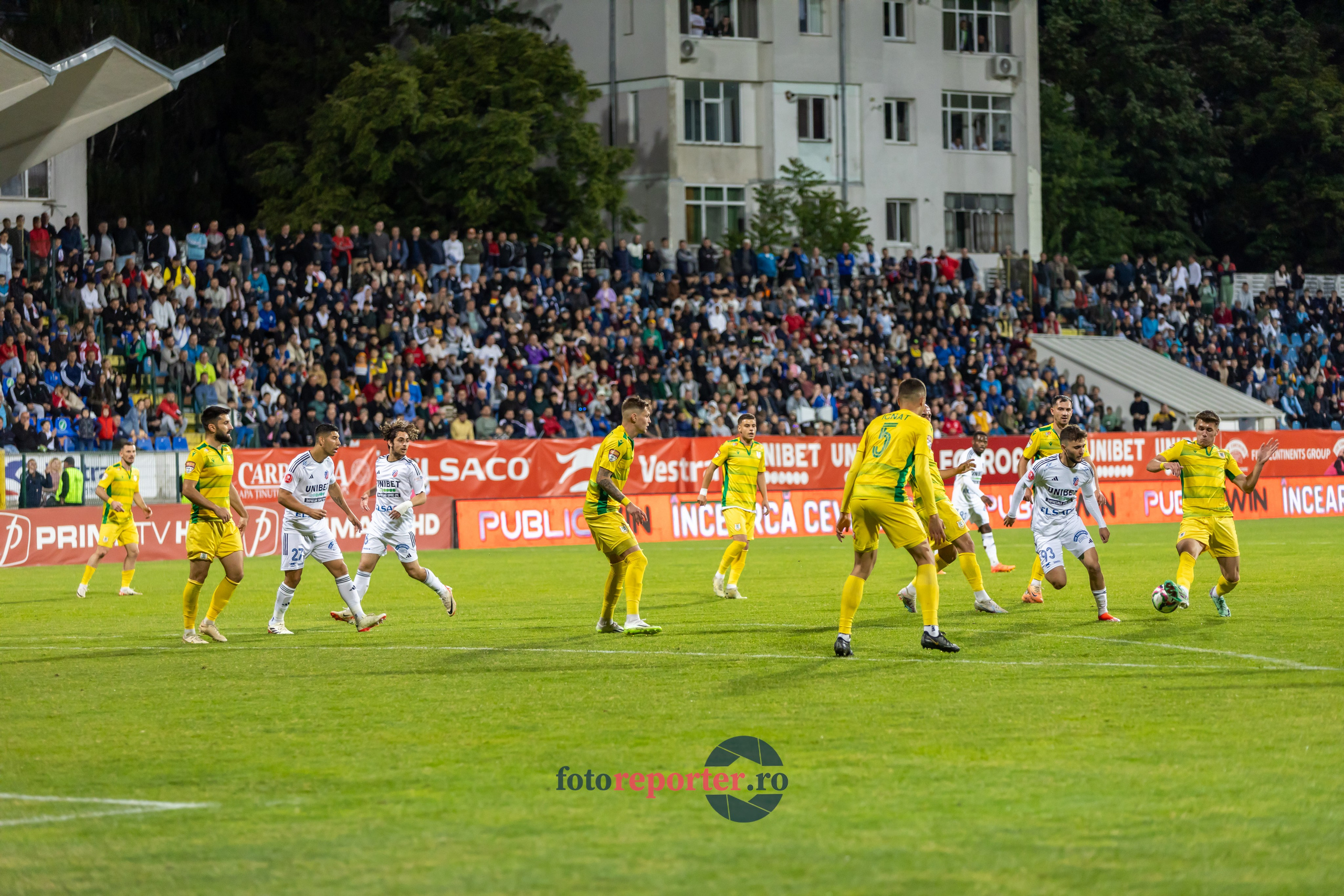 Galerie Foto: FC Botoșani vs. CS Mioveni - Pe 17 mai 2024, am fost martorii unei partide incredibile între FC Botoșani și CS Mioveni, în prima manșă a barajului pentru evitarea retrogradării. În fața unui stadion plin de emoție și speranță, echipa noastră a obținut o victorie importantă, cu un gol marcat de Aldair în minutul 93. 💪 *FC Botoșani 1-0 CS Mioveni*⚽️ Urmăriți momentele cheie ale meciului și bucuria suporterilor în această galerie foto! Pregătiți-vă pentru meciul de retur de pe 24 mai, când vom lupta din nou pentru a rămâne în prima ligă.#FCBotoșani #CSMioveni #BarajRetrogradare #ForzaBotoșani 