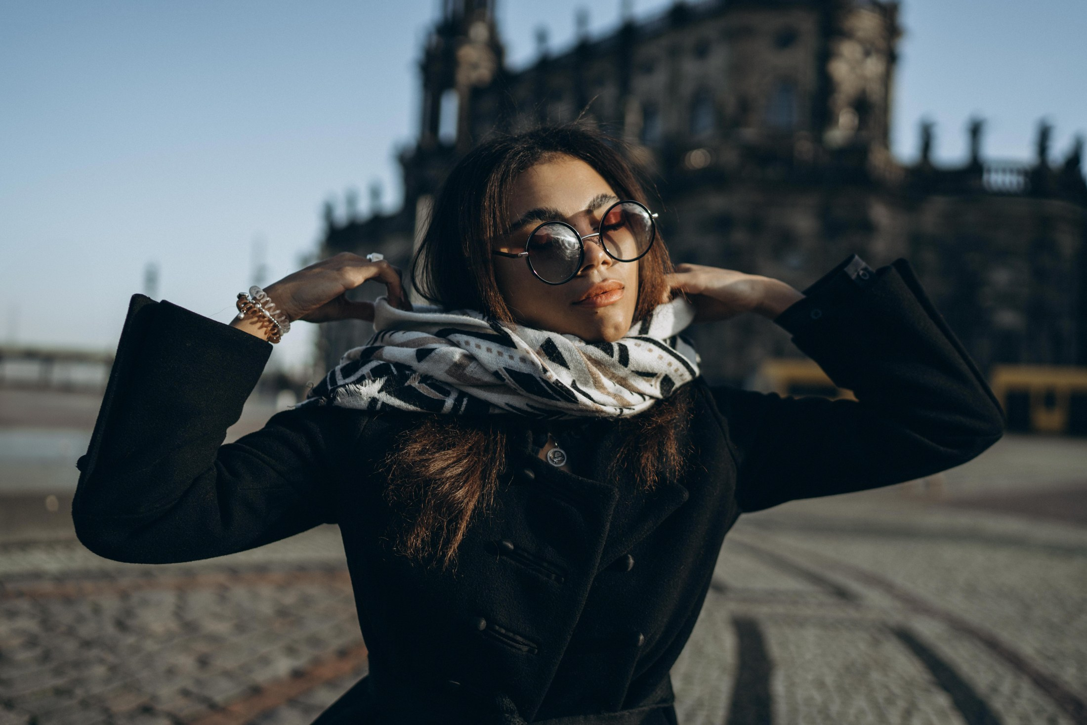 Frau in schwarzem Mantel mit Schal, winterliche Stimmung – Portraitfotografie Dresden