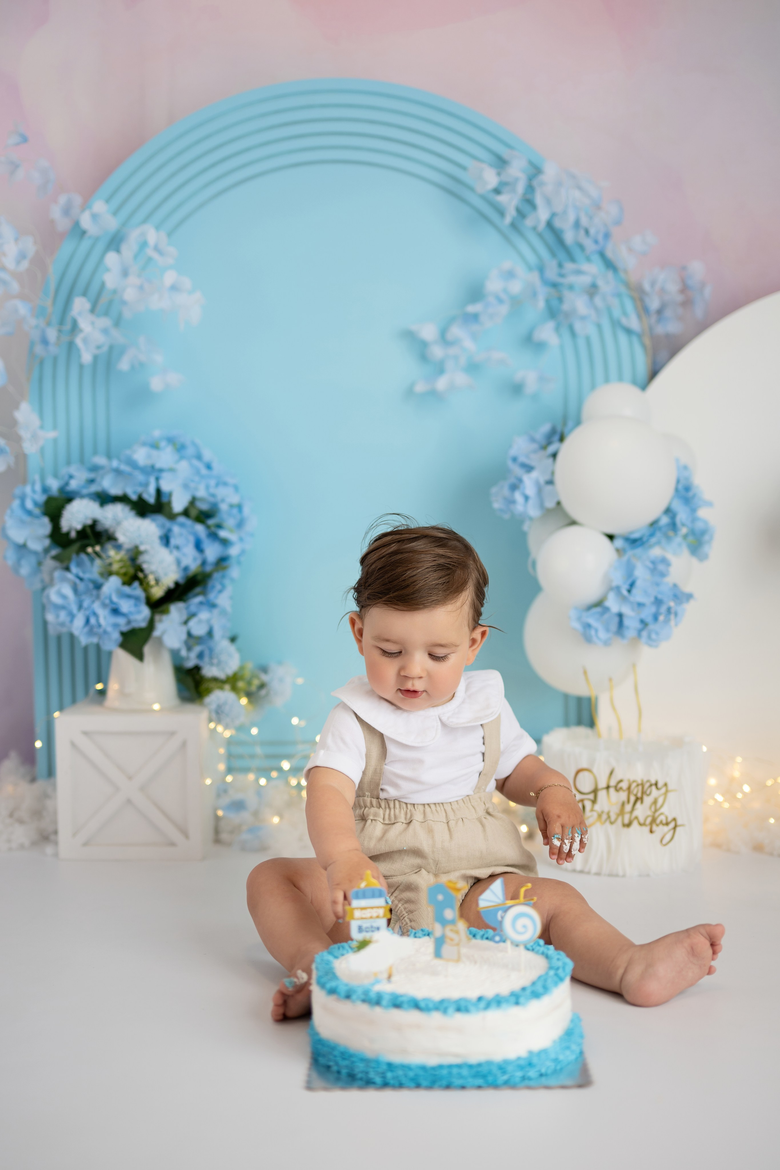 Smash the cake. Photographer Claudia Jidovineantu