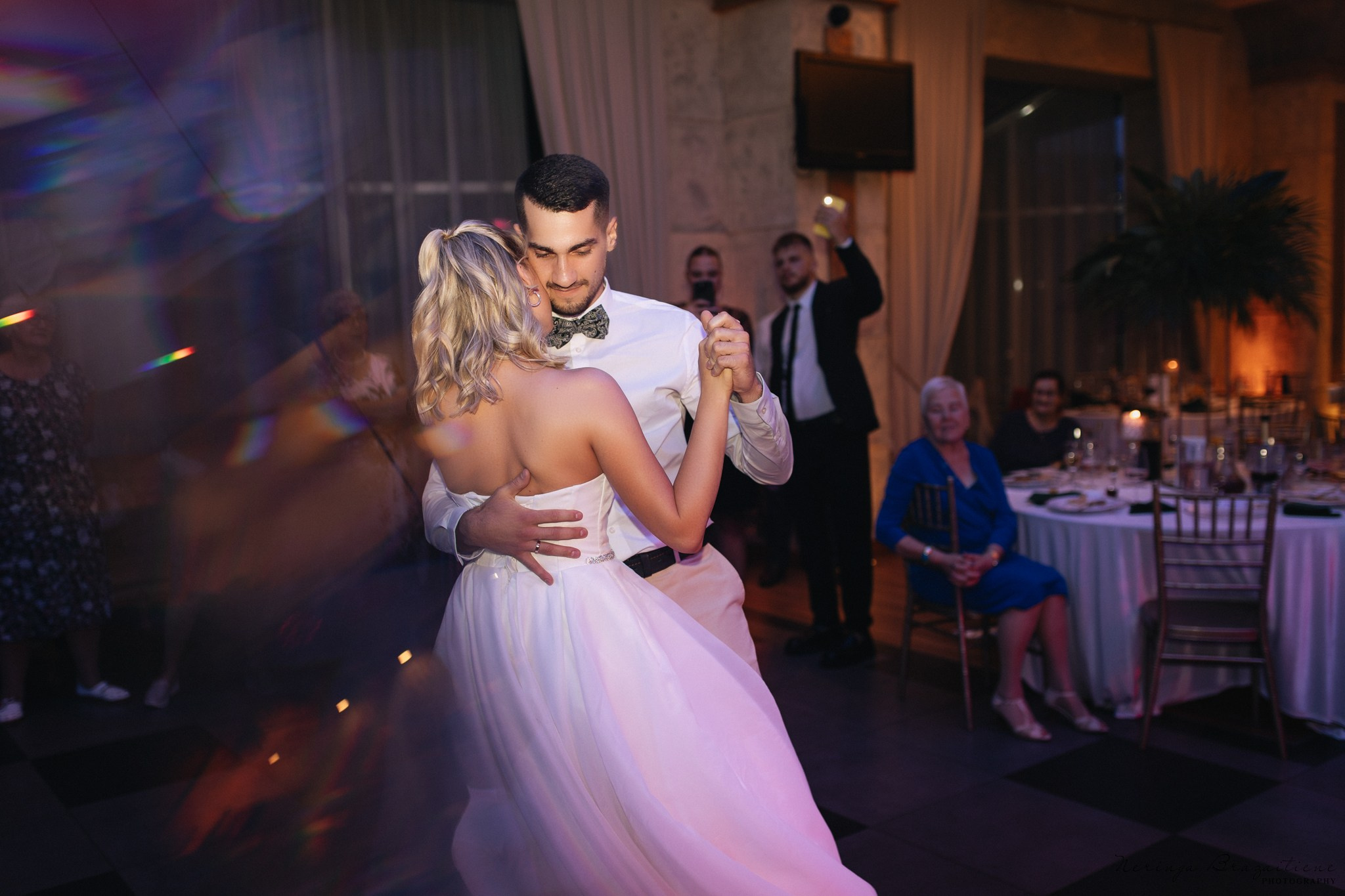 Vestuvinė fotosesija Kaune, Vienybės aikštėje, prie Lietuvos banko