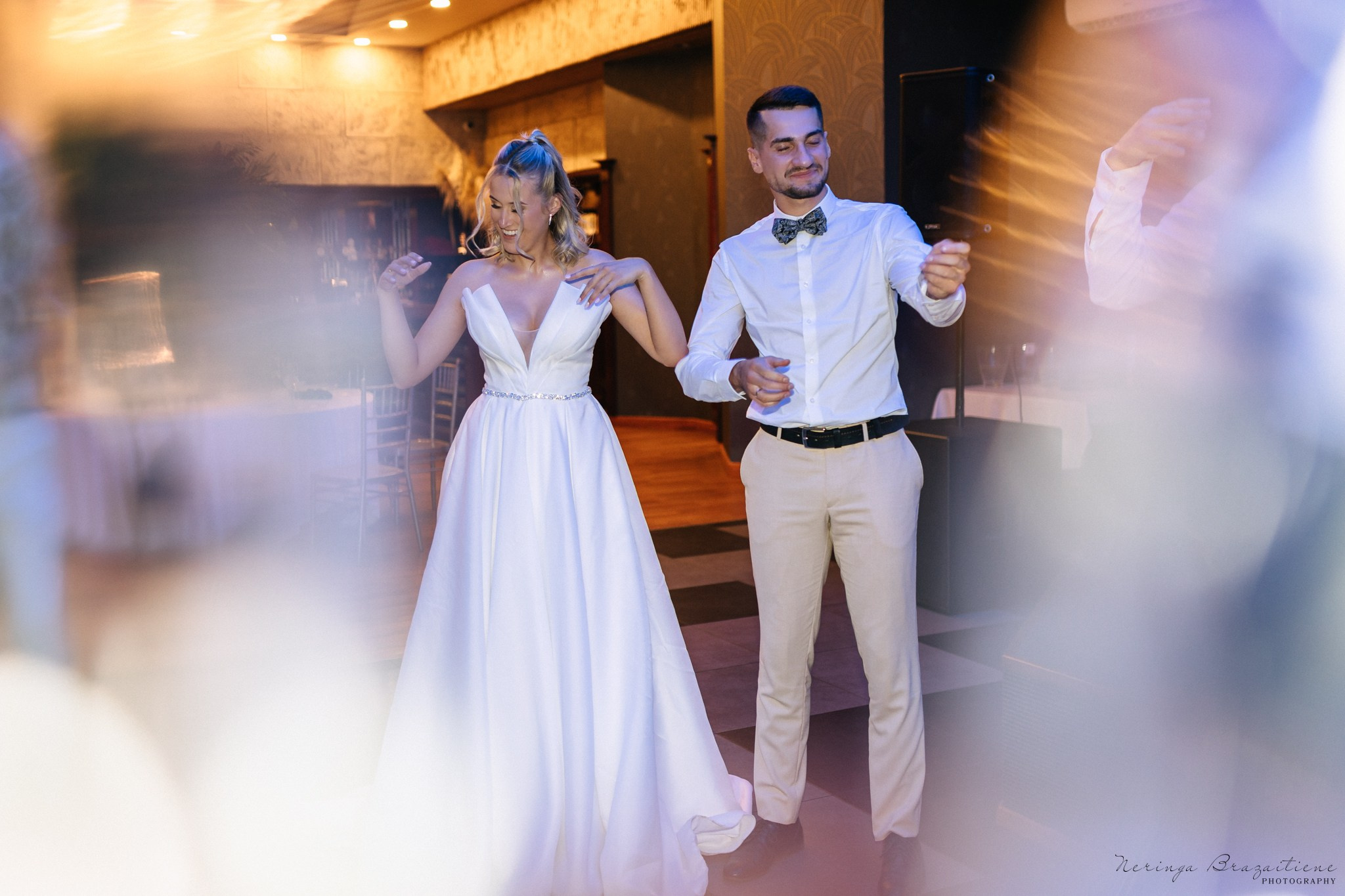 Vestuvinė fotosesija Kaune, Vienybės aikštėje, prie Lietuvos banko