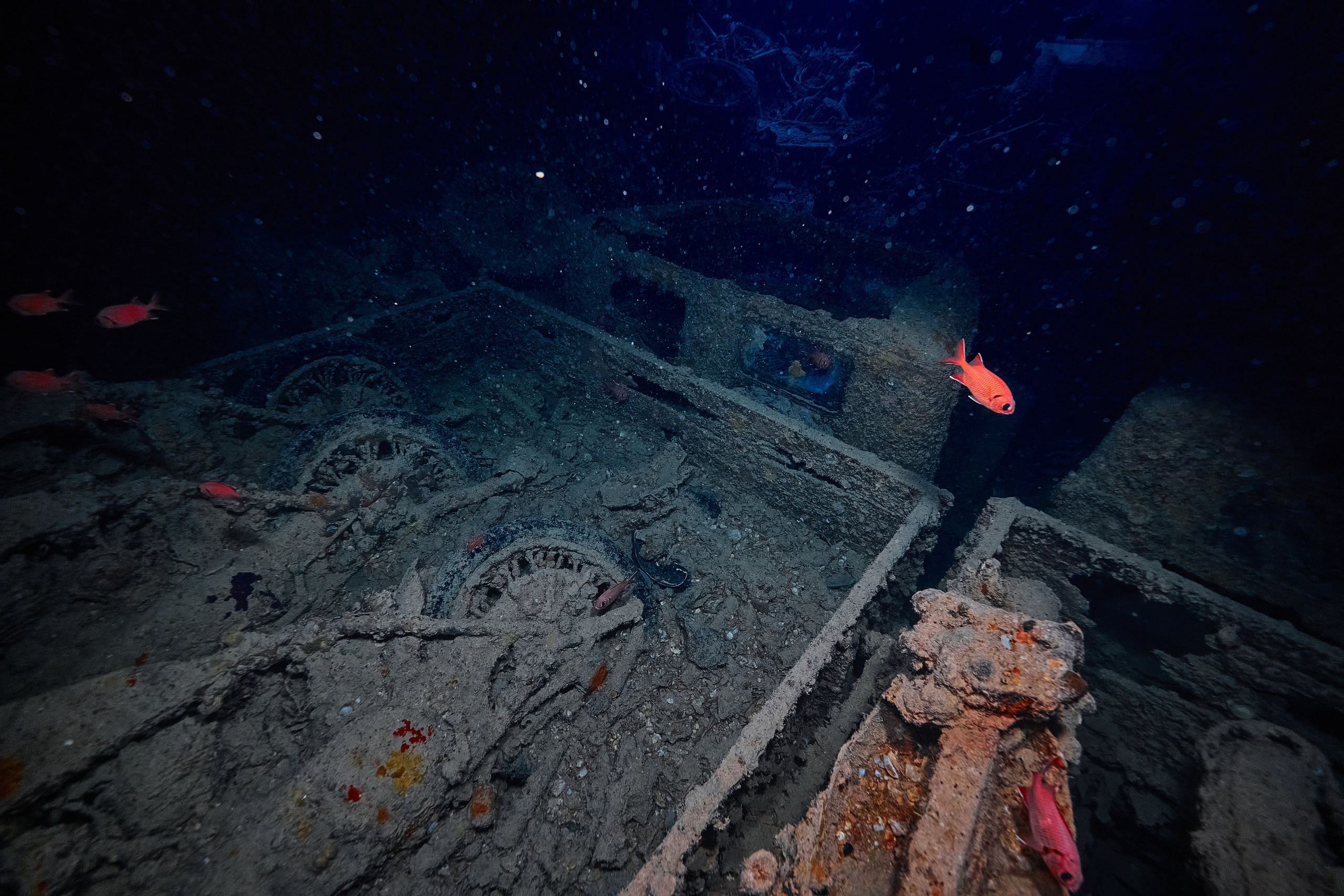 Underwater photographer Andriej Szypilow - photos of the mysterious SS Thistlegorm - sunken ship in the red sea