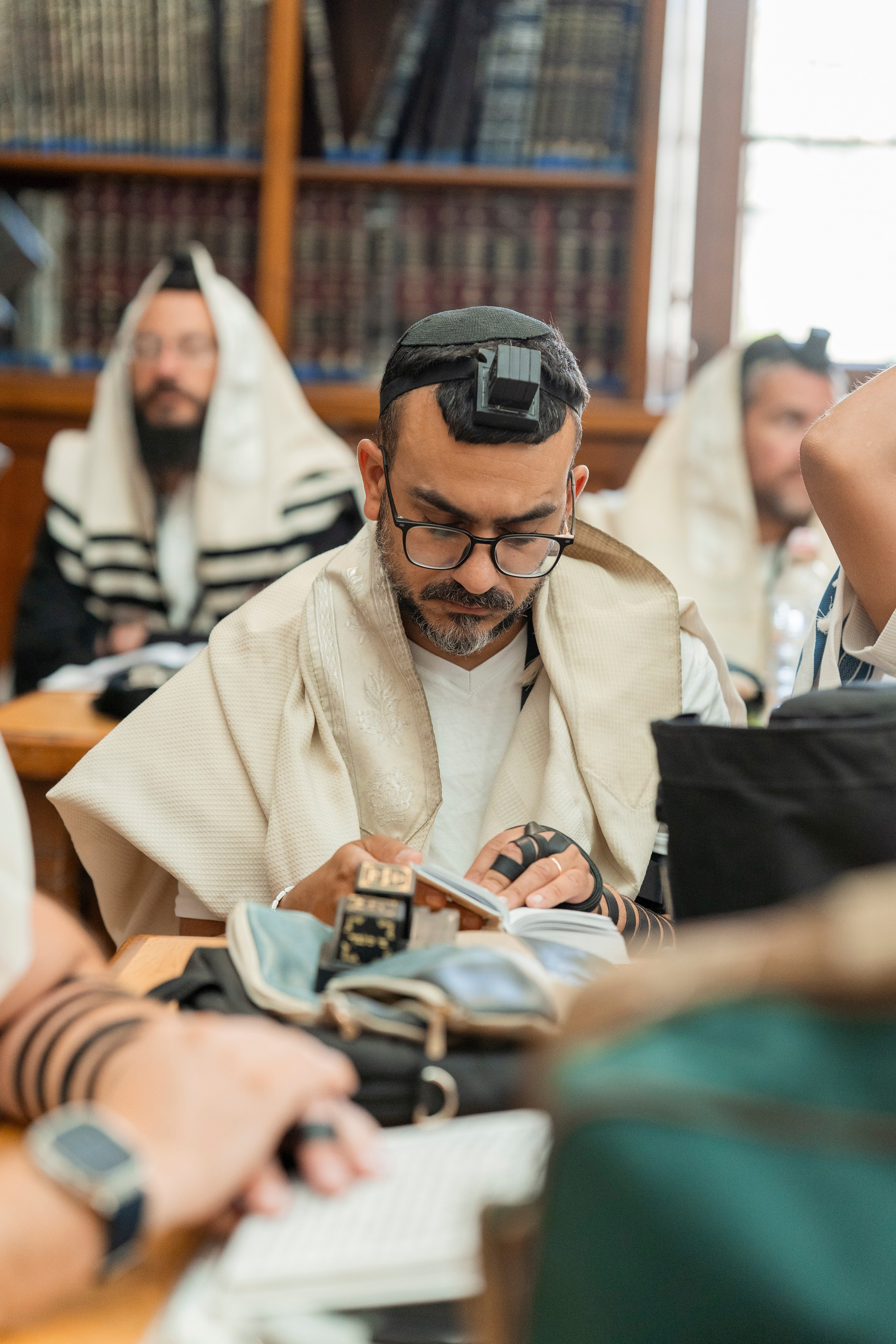 הנחת התפילין רפאל לוי. יוסף מזרחי צילום חתונה, ברית וזוגיות. צלם מקצועי שאוהב להוציא אתכם הכי יפים ברגעים הכי מרגשים