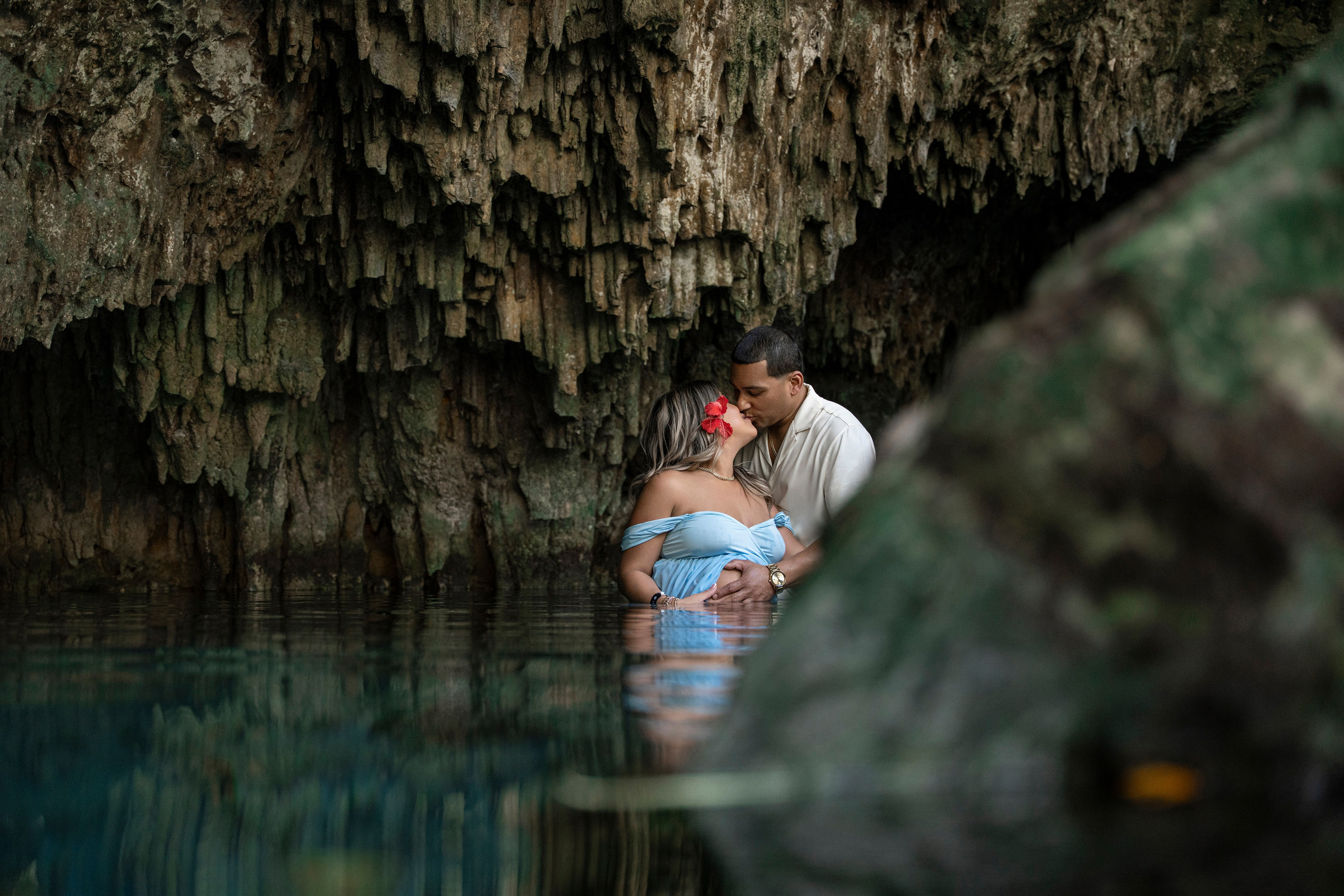 Boho-style maternity session in a natural cenote in Riviera Maya