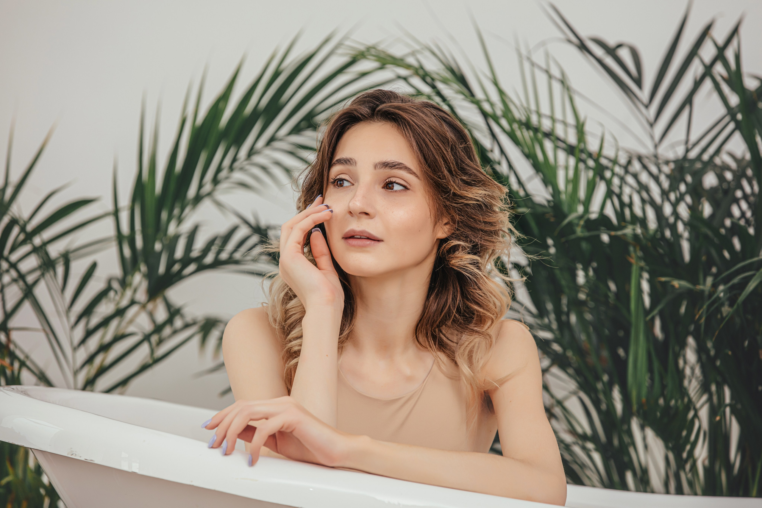 Séance photo intimiste avec une femme dans une ambiance tropicale, portrait à Auxerre