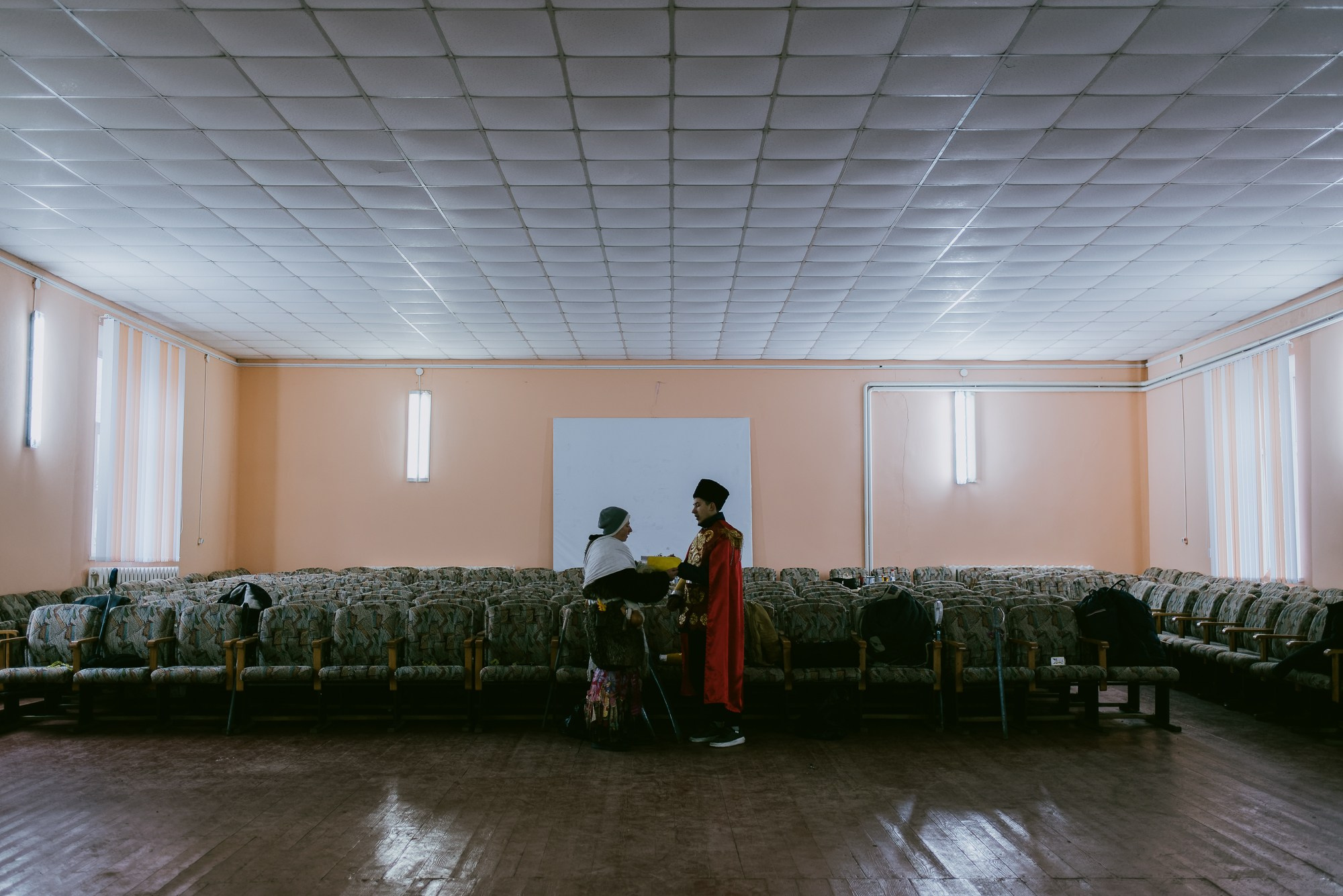 Malanca is a spectacular folk tradition, especially common in the communities of northern Moldova and Bukovina, with deep roots in New Year’s customs. It usually takes place on the night of December 31st to January 1st and marks the transition between years through a blend of folk theater, traditional costumes, music, dance, and humor.Participants – known as malancari – dress up as symbolic characters, often inspired by mythology, history, or rural life: death, the soldier, the bride, the bear, the gypsy, the devil, the old man, and many more. They go from house to house or take part in organized village parades, accompanied by drums, flutes, and distinctive sounds. The message behind it is to chase away evil and attract good fortune, fertility, and abundance in the new year.In some areas, Malanca has evolved into a true display of folk art, with groups preparing costumes, scripts, and music months in advance. It is an authentic way of preserving cultural identity and celebrating community spirit.