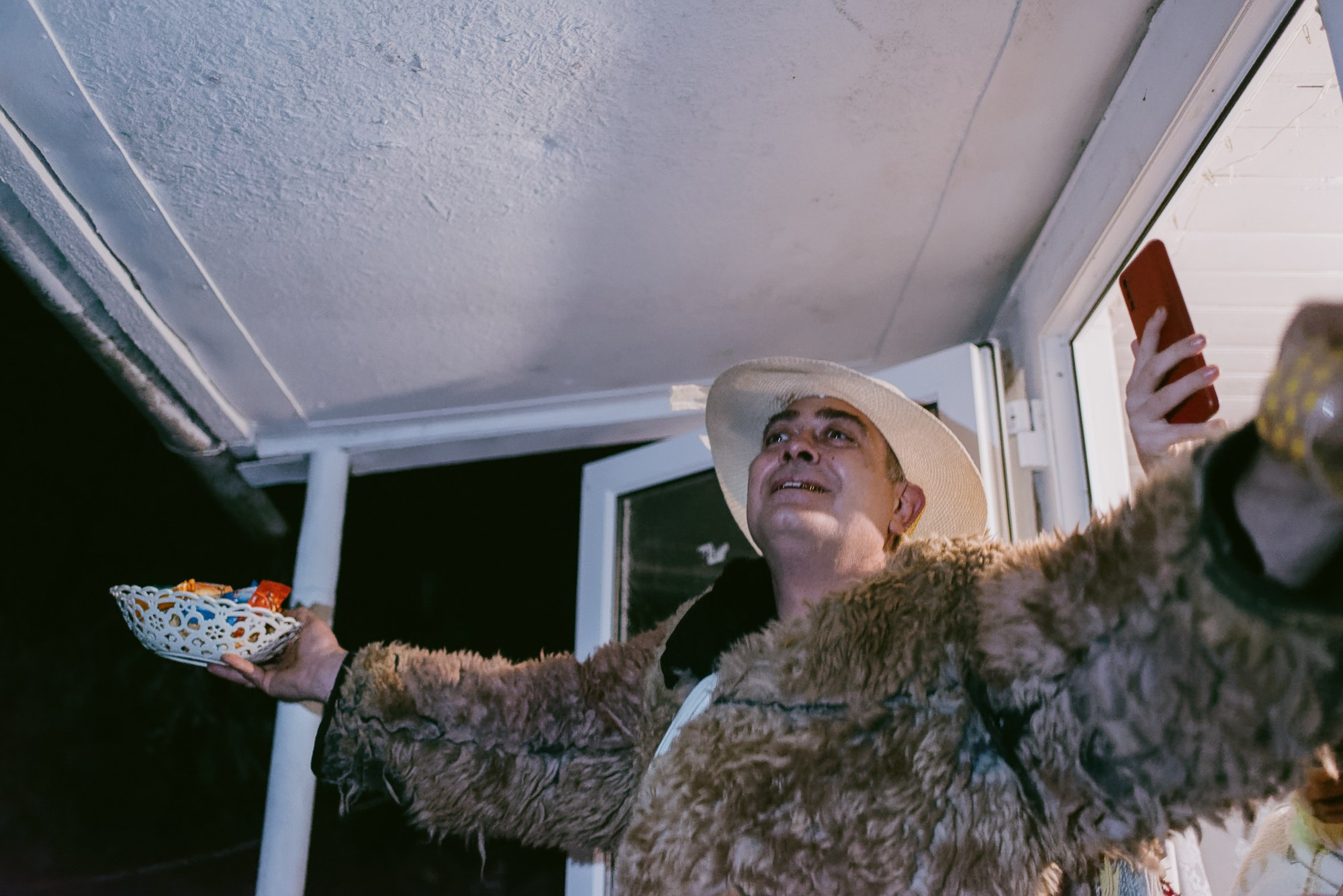 Malanca is a spectacular folk tradition, especially common in the communities of northern Moldova and Bukovina, with deep roots in New Year’s customs. It usually takes place on the night of December 31st to January 1st and marks the transition between years through a blend of folk theater, traditional costumes, music, dance, and humor.Participants – known as malancari – dress up as symbolic characters, often inspired by mythology, history, or rural life: death, the soldier, the bride, the bear, the gypsy, the devil, the old man, and many more. They go from house to house or take part in organized village parades, accompanied by drums, flutes, and distinctive sounds. The message behind it is to chase away evil and attract good fortune, fertility, and abundance in the new year.In some areas, Malanca has evolved into a true display of folk art, with groups preparing costumes, scripts, and music months in advance. It is an authentic way of preserving cultural identity and celebrating community spirit.