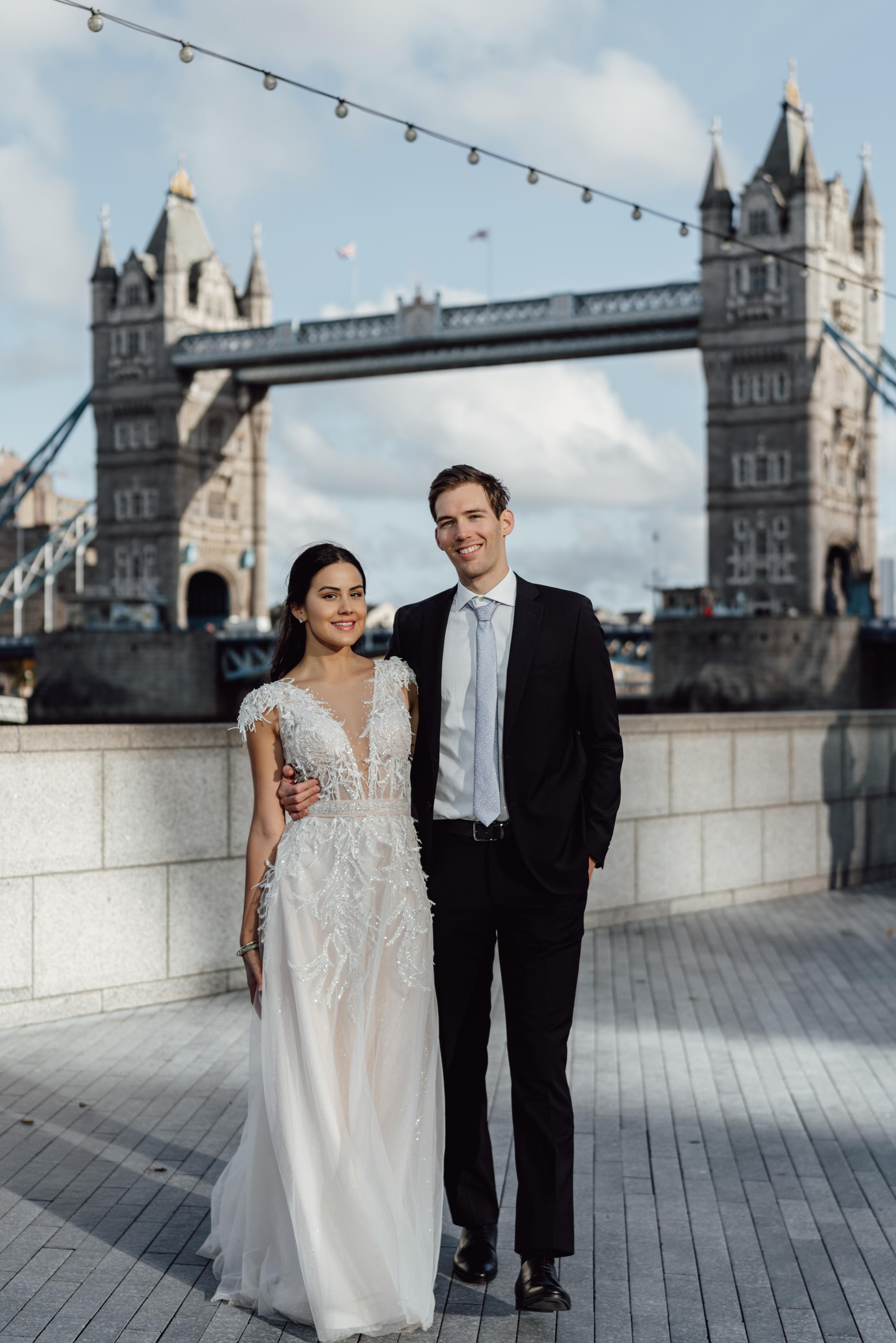 wedding couple walking by tower bridge 