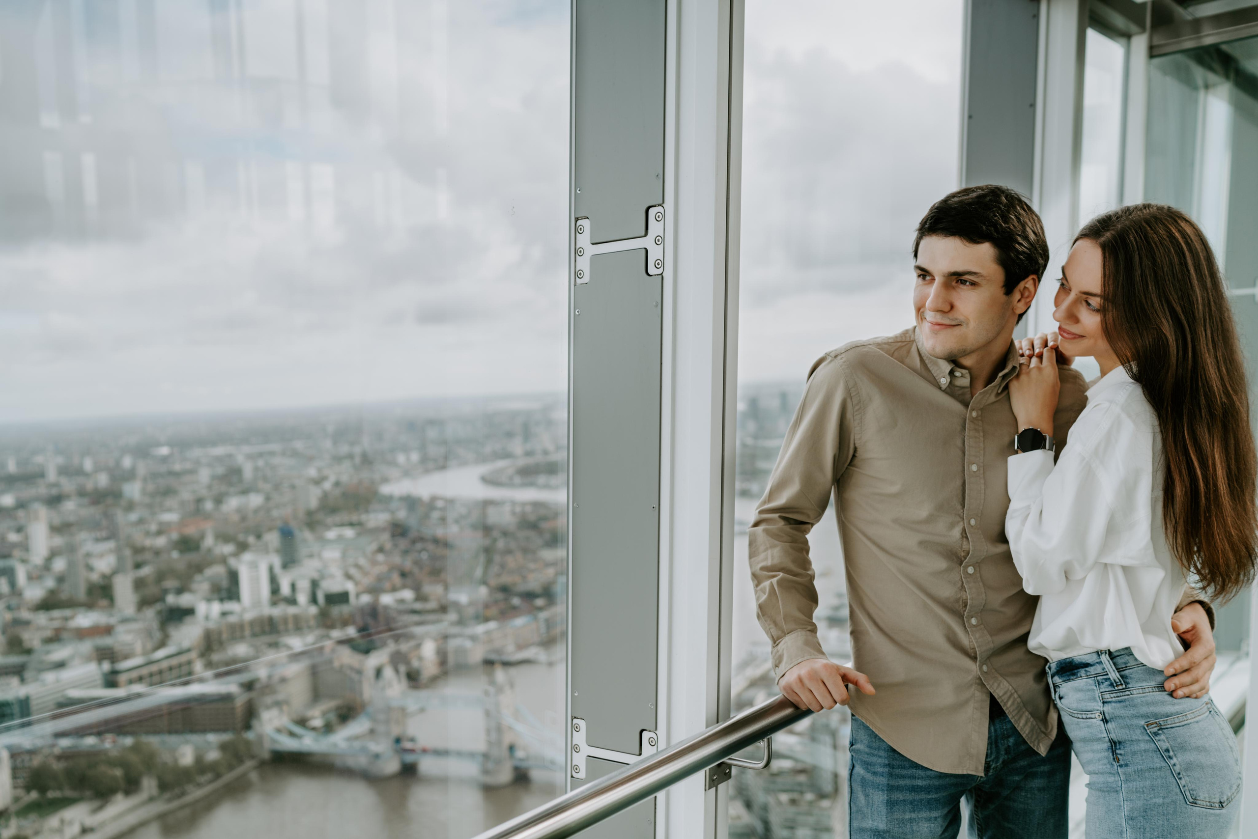 young man making proposal with London city view 