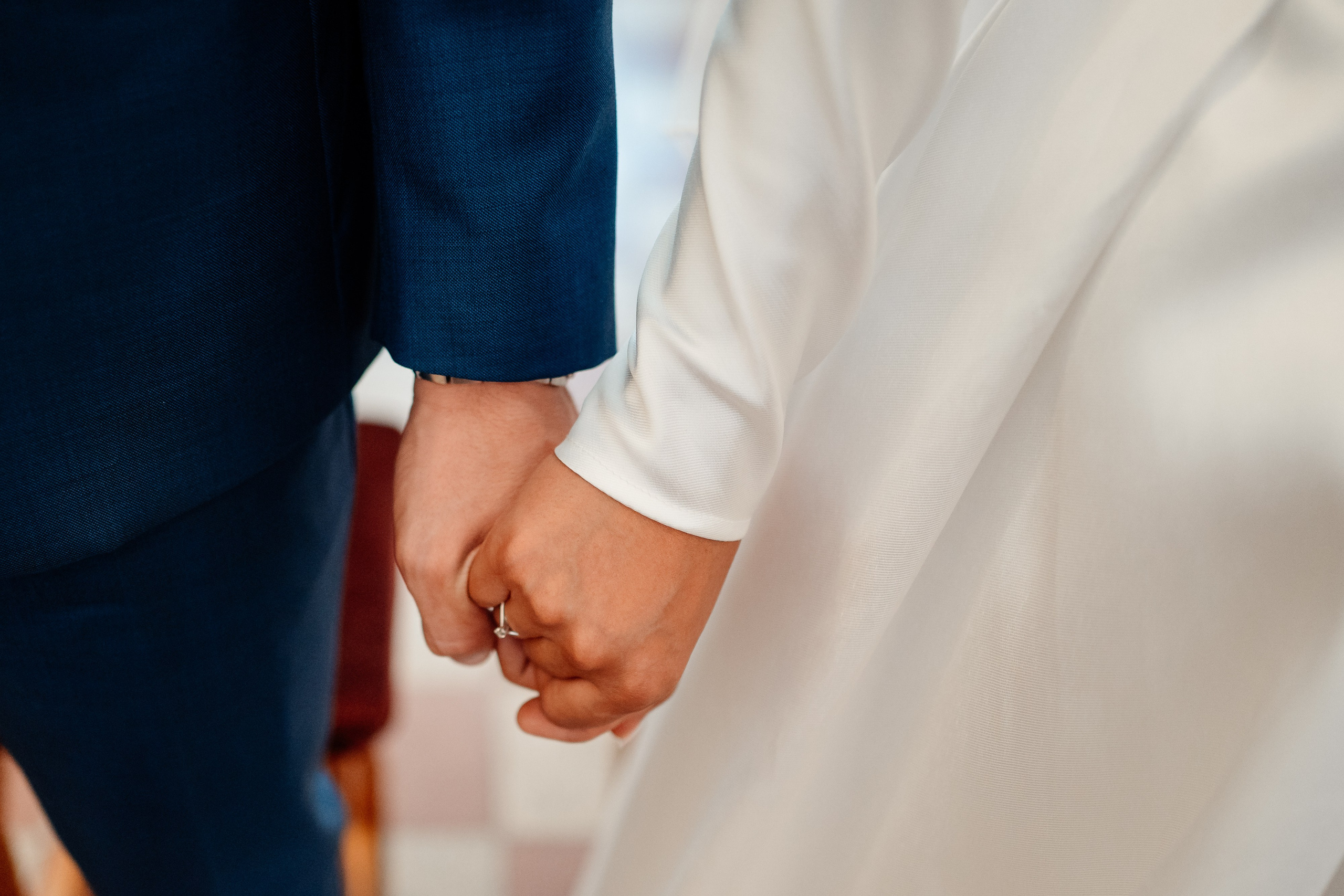 Moment emoționant între miri în ziua nunții, surprins într-un cadru natural și romantic, in Bucuresti. Fotografie de nuntă profesională, editată artistic pentru a evidenția emoția și eleganța evenimentului.