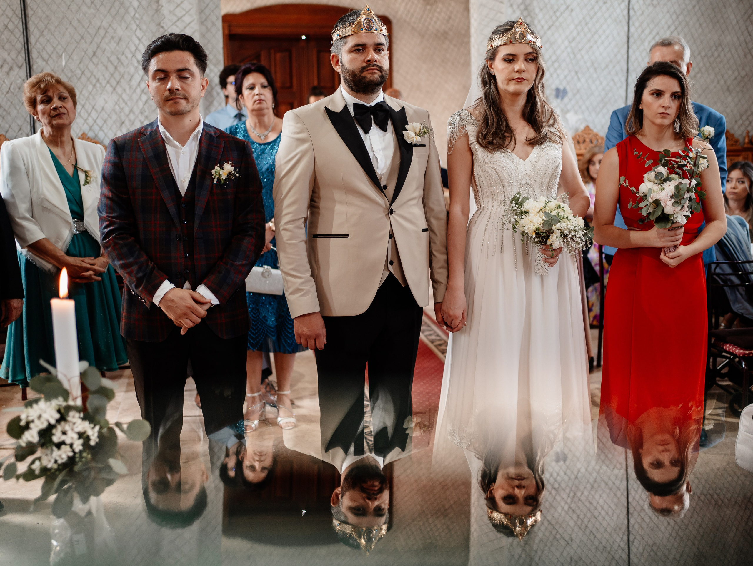 Moment emoționant între miri în ziua nunții, surprins într-un cadru natural și romantic, la Grădina Lahovari. Fotografie de nuntă profesională, editată artistic pentru a evidenția emoția și eleganța evenimentului.