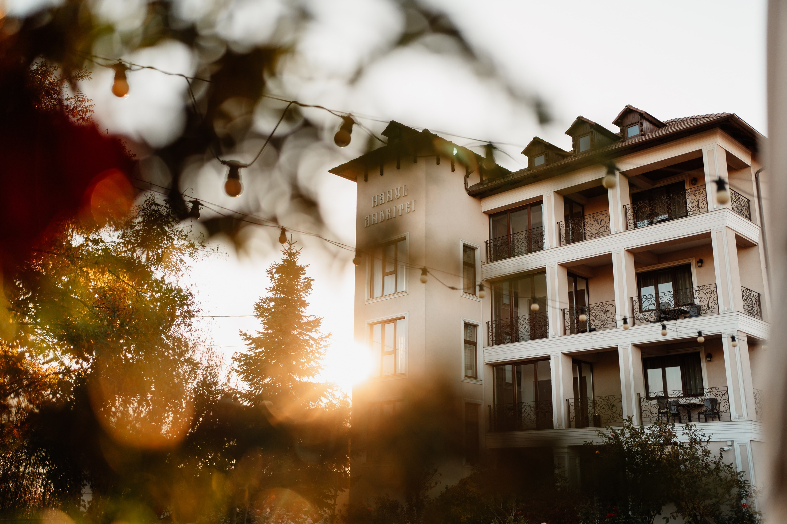 Instantaneu plin de tandrețe dintre părinți și bebeluș în ziua botezului, realizat în Craiova. Fotografie profesională de botez, capturând emoțiile autentice ale familiei într-un decor luminos și cald