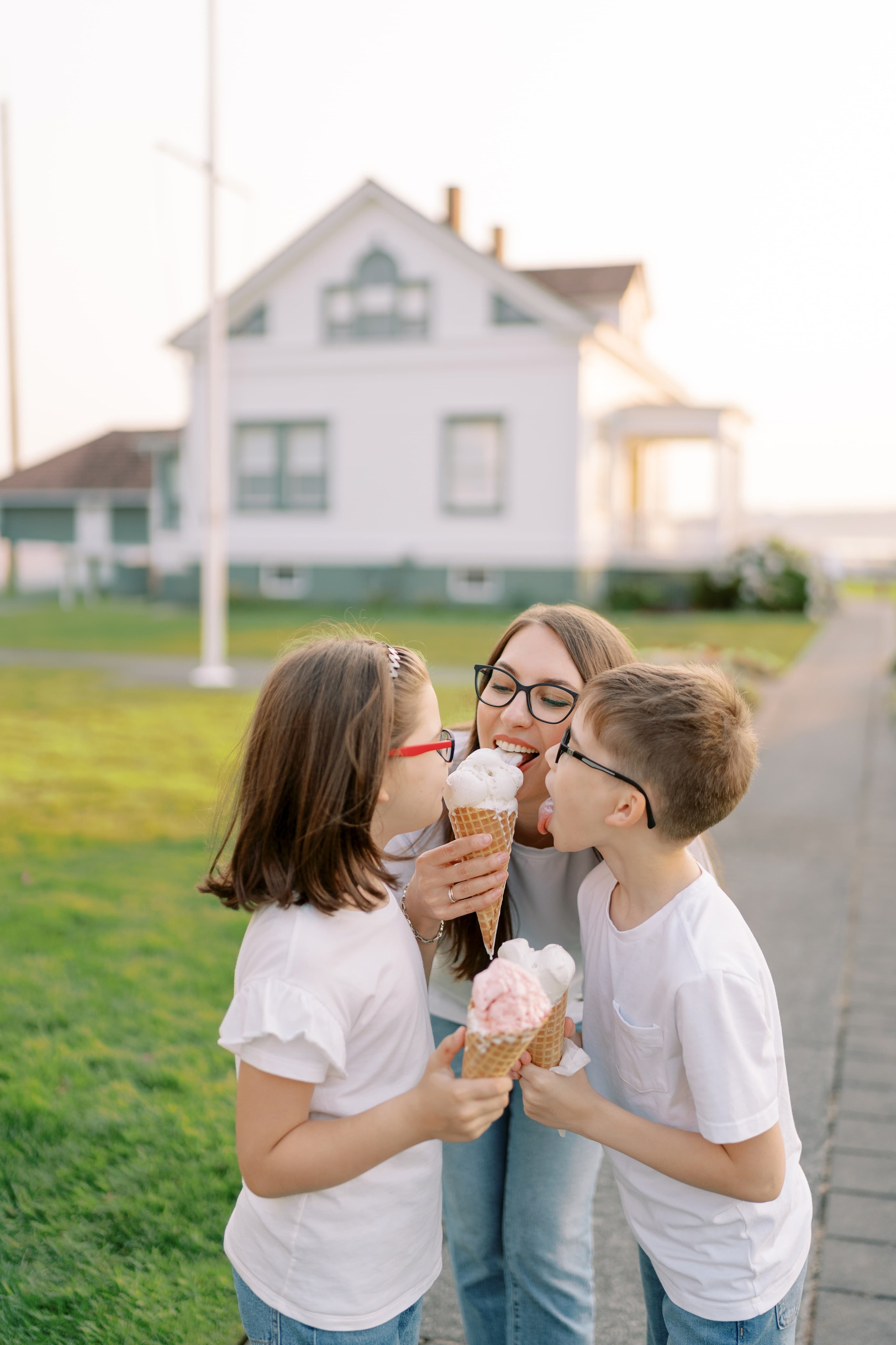 Family photoshoot. Vitalina with her family. August 2024. Lighthouse in Mukilteo. EVAN ARISTOV WEDDING PHOTOGRAPHY — Seattle Wedding Photographer