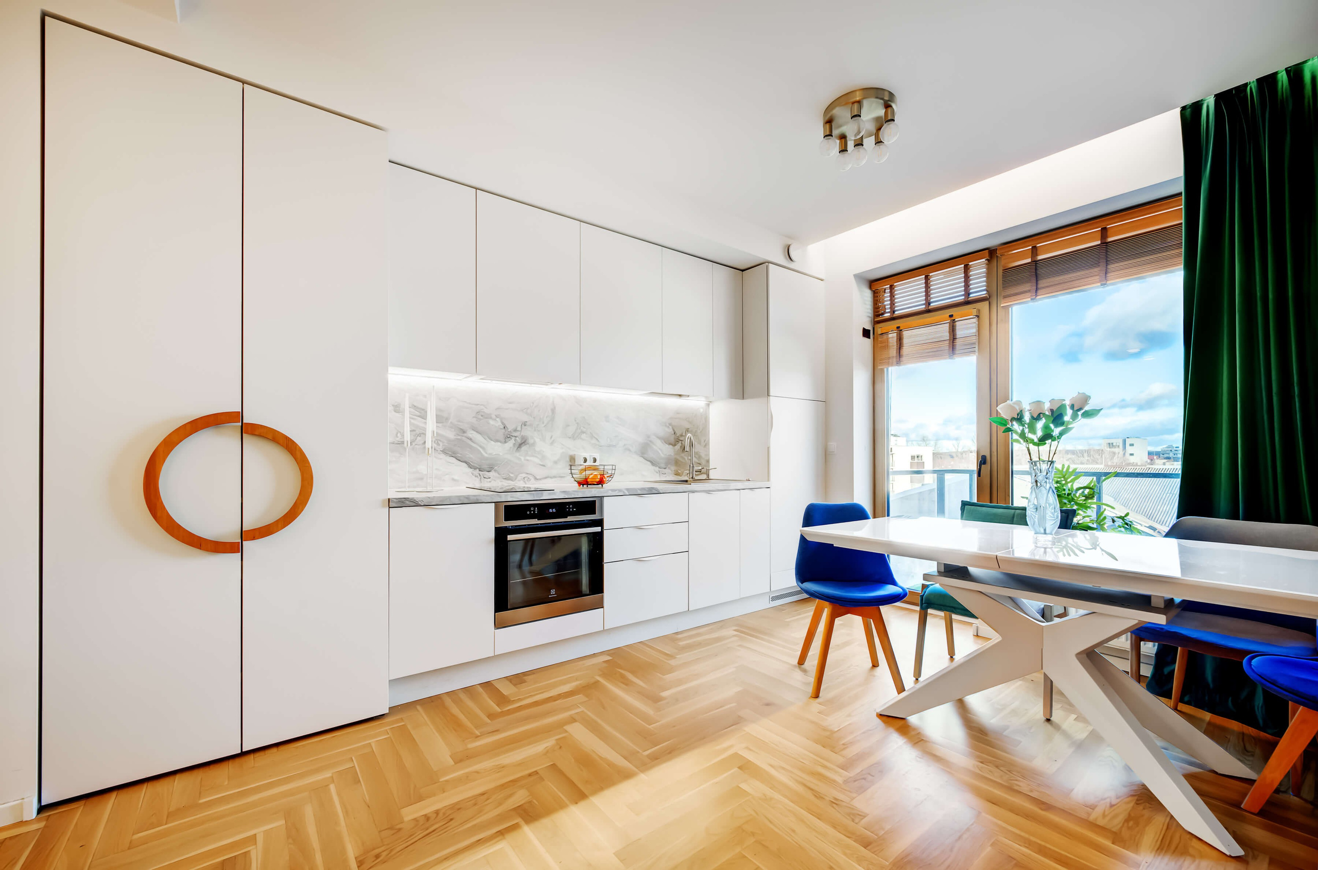 Moderni svetainė su išėjimu į balkoną – šviesu, stilinga, tik medis ir aukščiausios klasės garsas