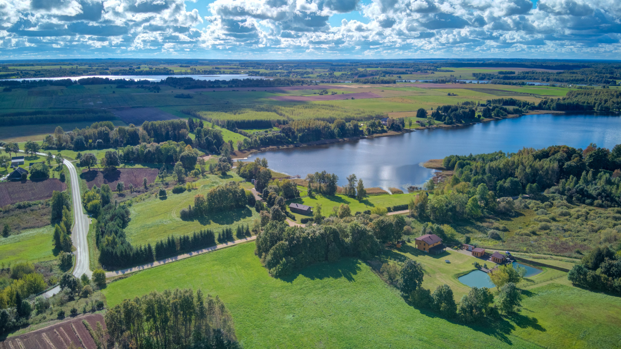 Sadyba Vinliaus r. prie ežero. Elina Sapiega fotografė Vilniuje
