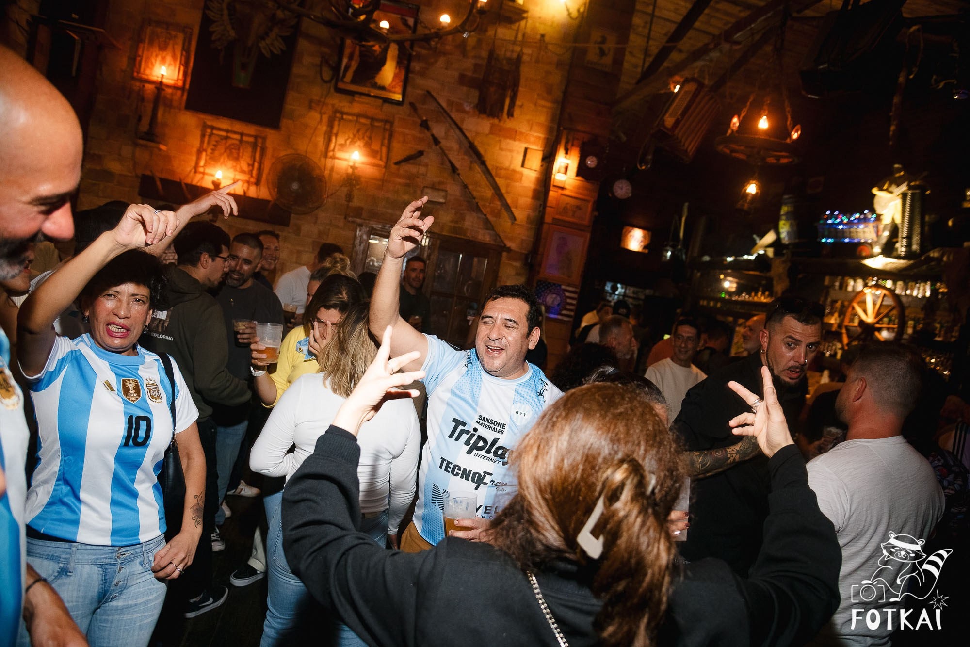 Los Ekilibristas de la Cuerda Floja — Фото с концерта в Торревьехе, 2026 | FOTKAI