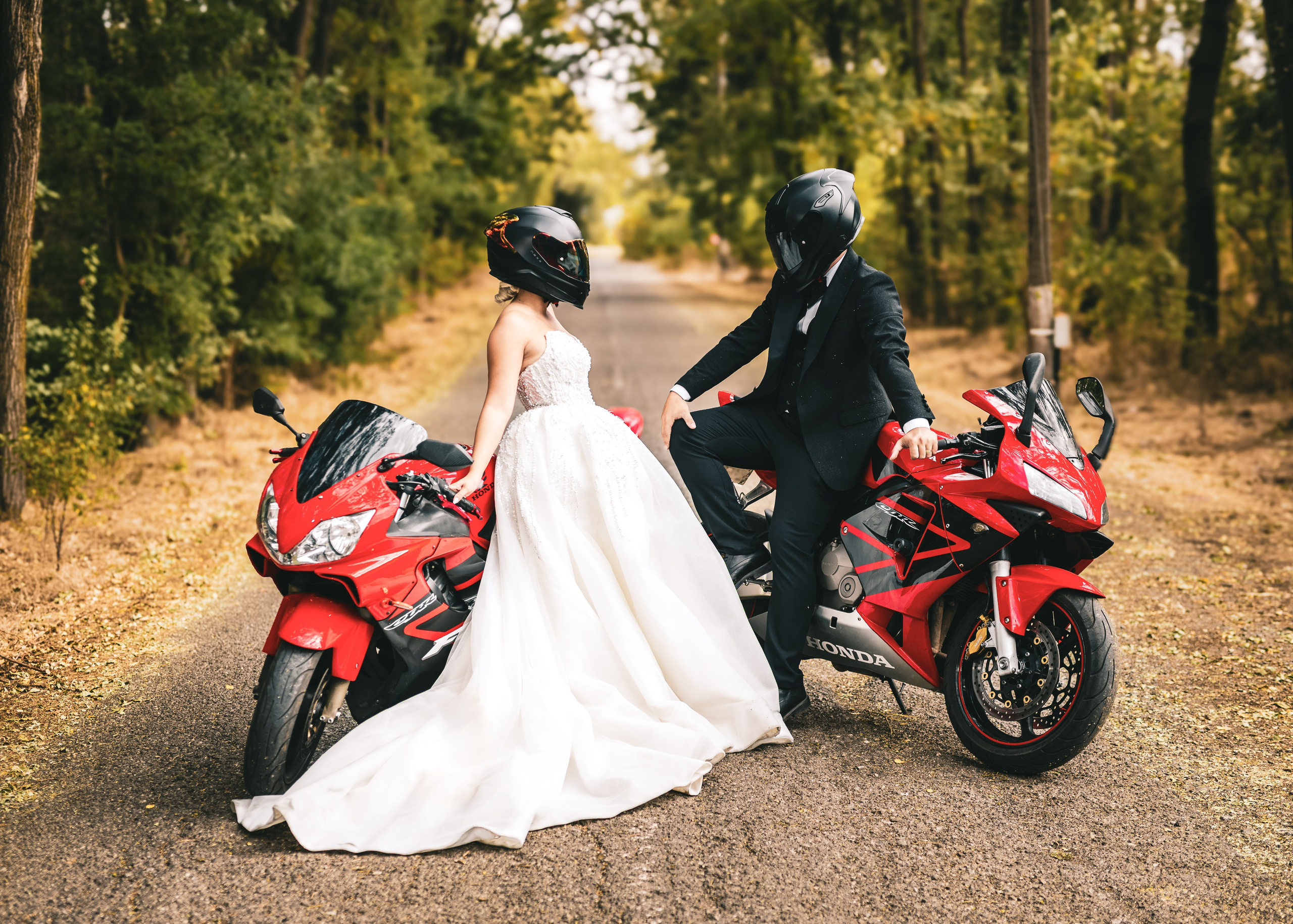 Trash the Dress cu motocicliști — ședință foto de poveste. Lucian Dedeu — Fotograf de nuntă și eveniment