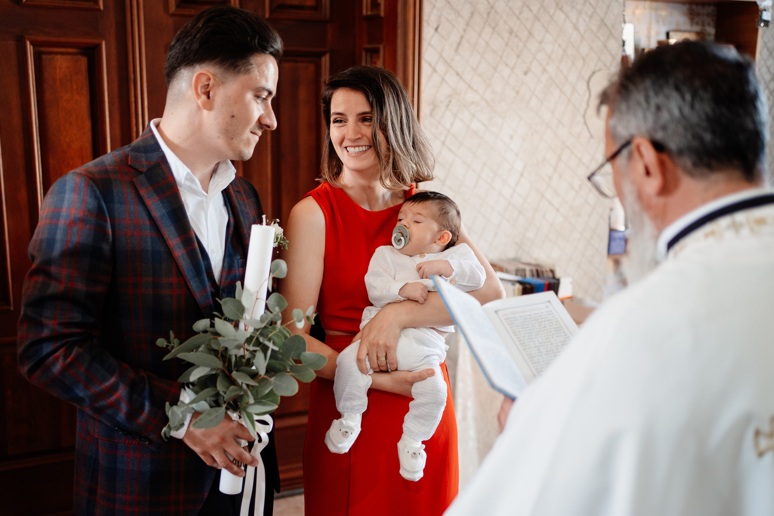 Moment emoționant între miri în ziua nunții, surprins într-un cadru natural și romantic, la Grădina Lahovari. Fotografie de nuntă profesională, editată artistic pentru a evidenția emoția și eleganța evenimentului.