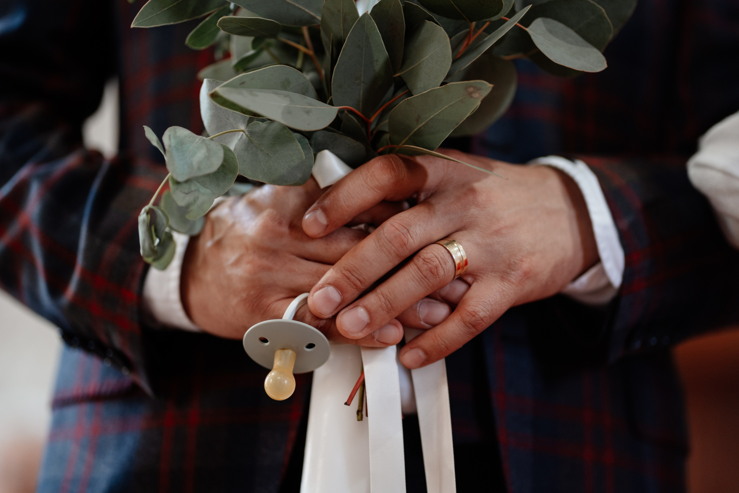 Moment emoționant între miri în ziua nunții, surprins într-un cadru natural și romantic, la Grădina Lahovari. Fotografie de nuntă profesională, editată artistic pentru a evidenția emoția și eleganța evenimentului.