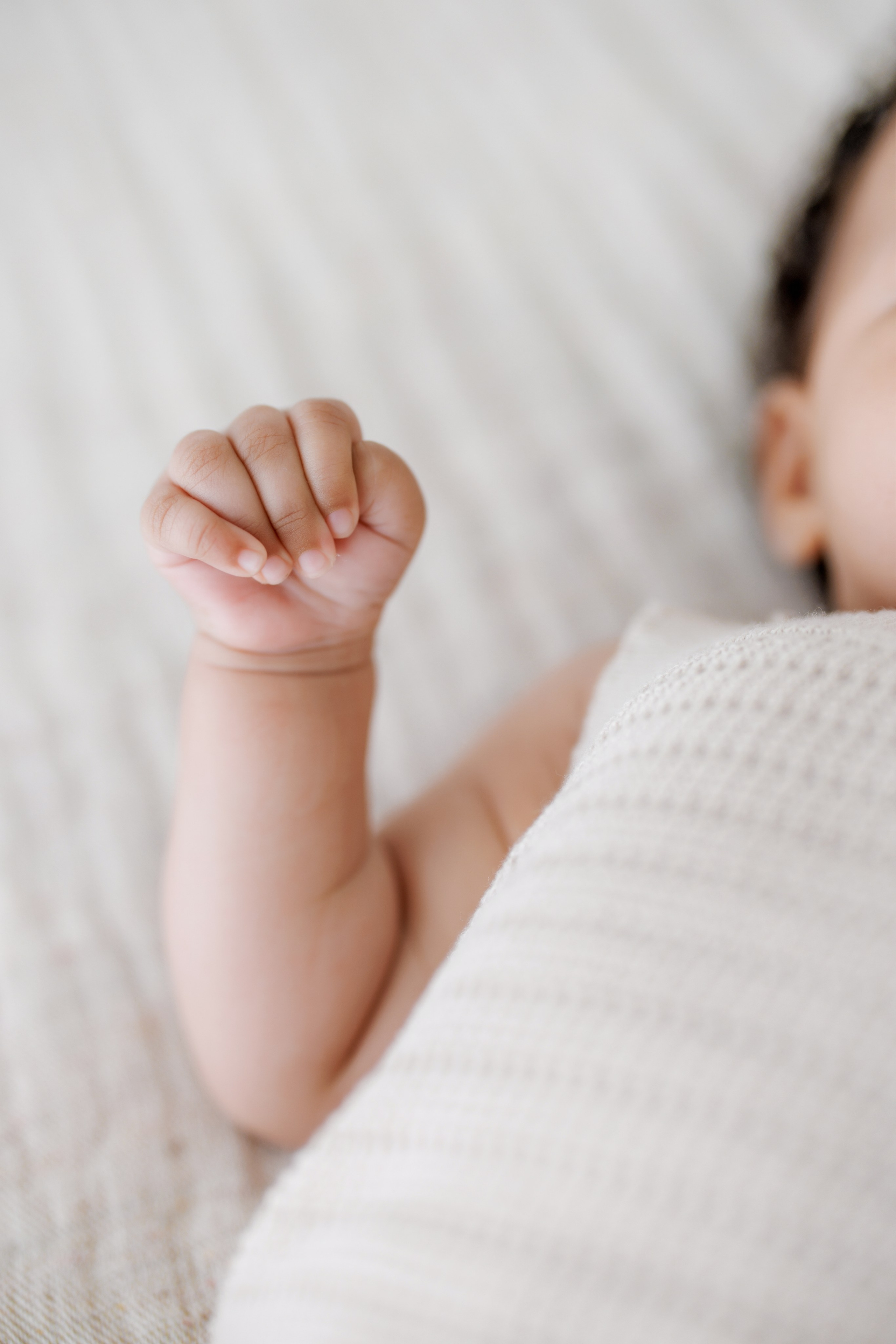 Newborn-Fotografie in Zürich — Natürlich. Minimalistisch. Ohne Zeitdruck. Wedding and Family Photographer Switzerland and Italy. Valeria Diaz