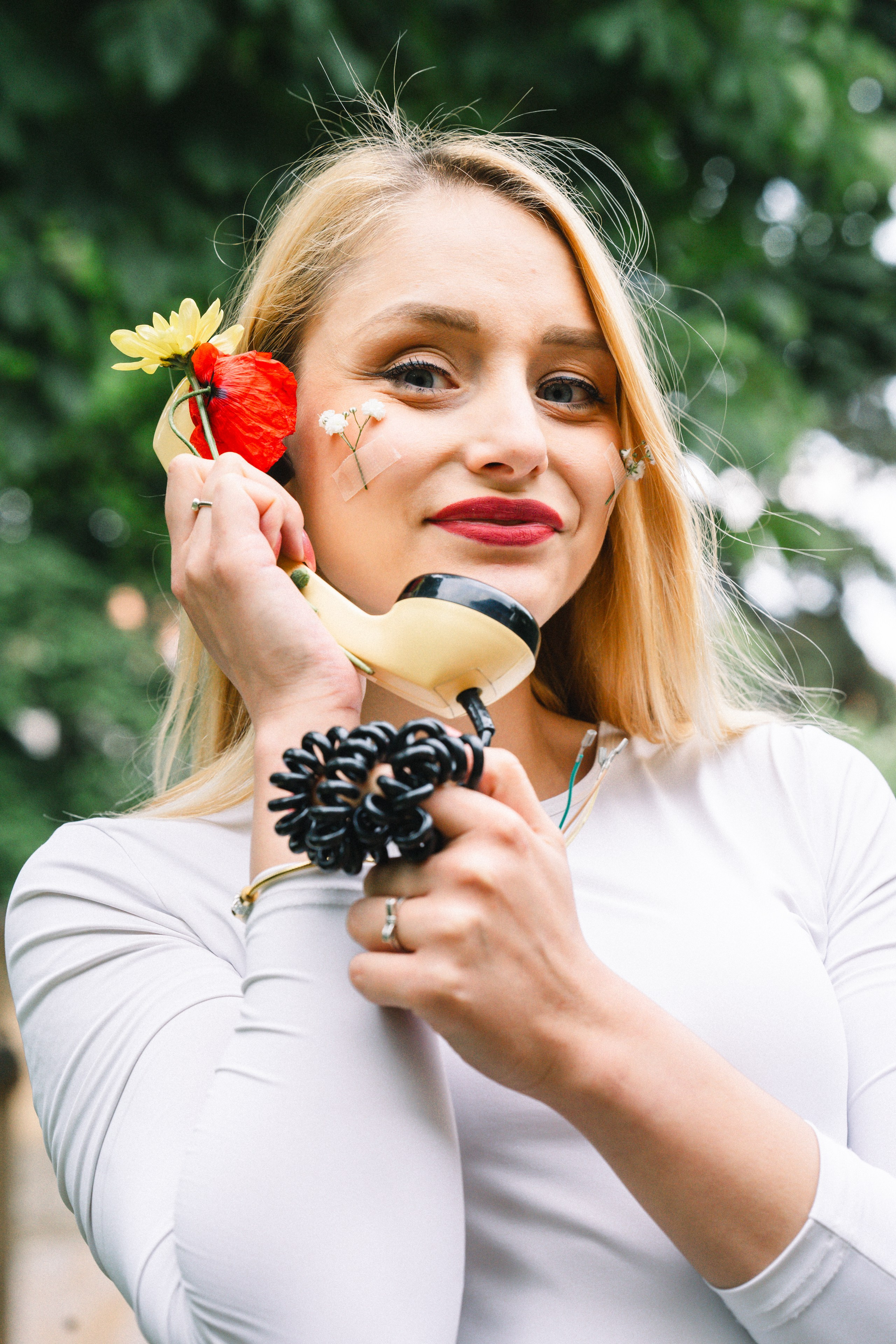 Utržené sluchátko. Jana Holubová | Svatební, párová a rodinná fotografka v Praze