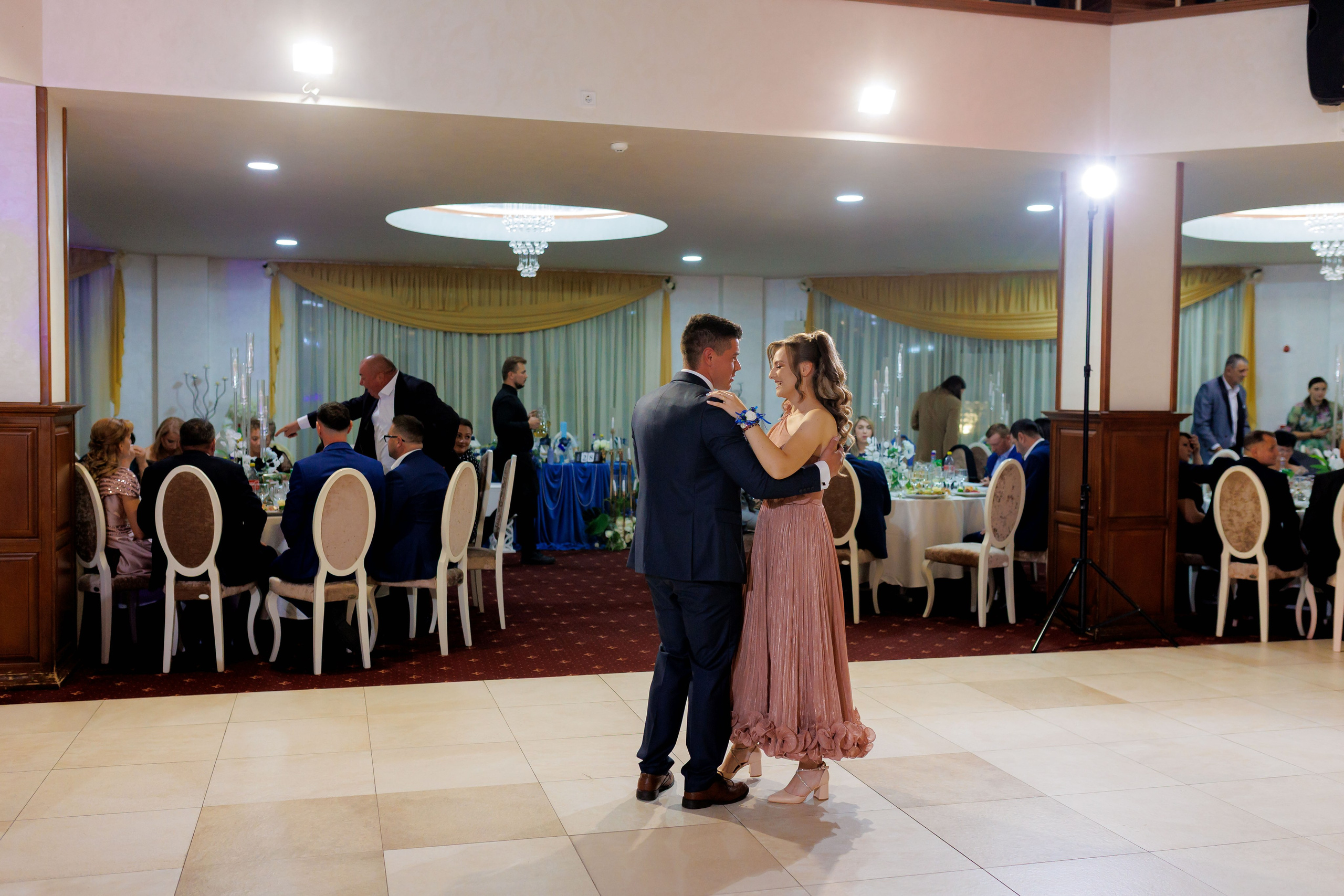 Loredana & Emilian – Ziua Nunții | Videografie - fotografie Botez Suceava, Iași, Botoșani. Servicii foto-video profesionale, pentru momente de neuitat