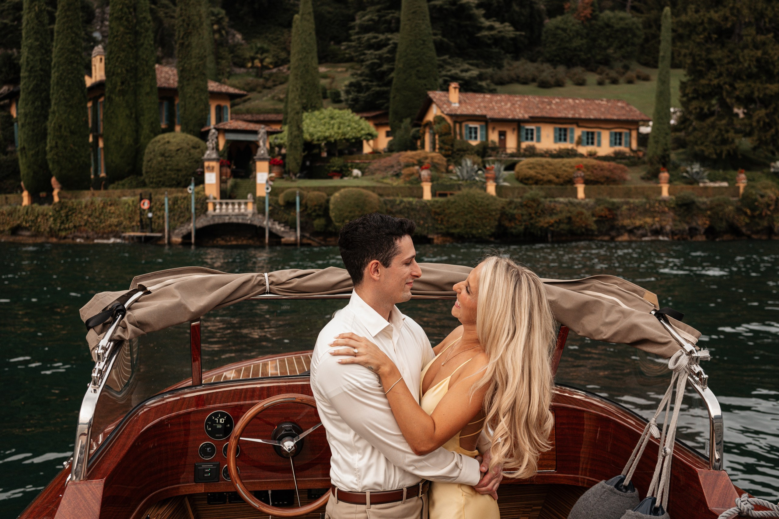 Boat proposal. Fotografo matrimonio Lago di Como Ferrari Media Production