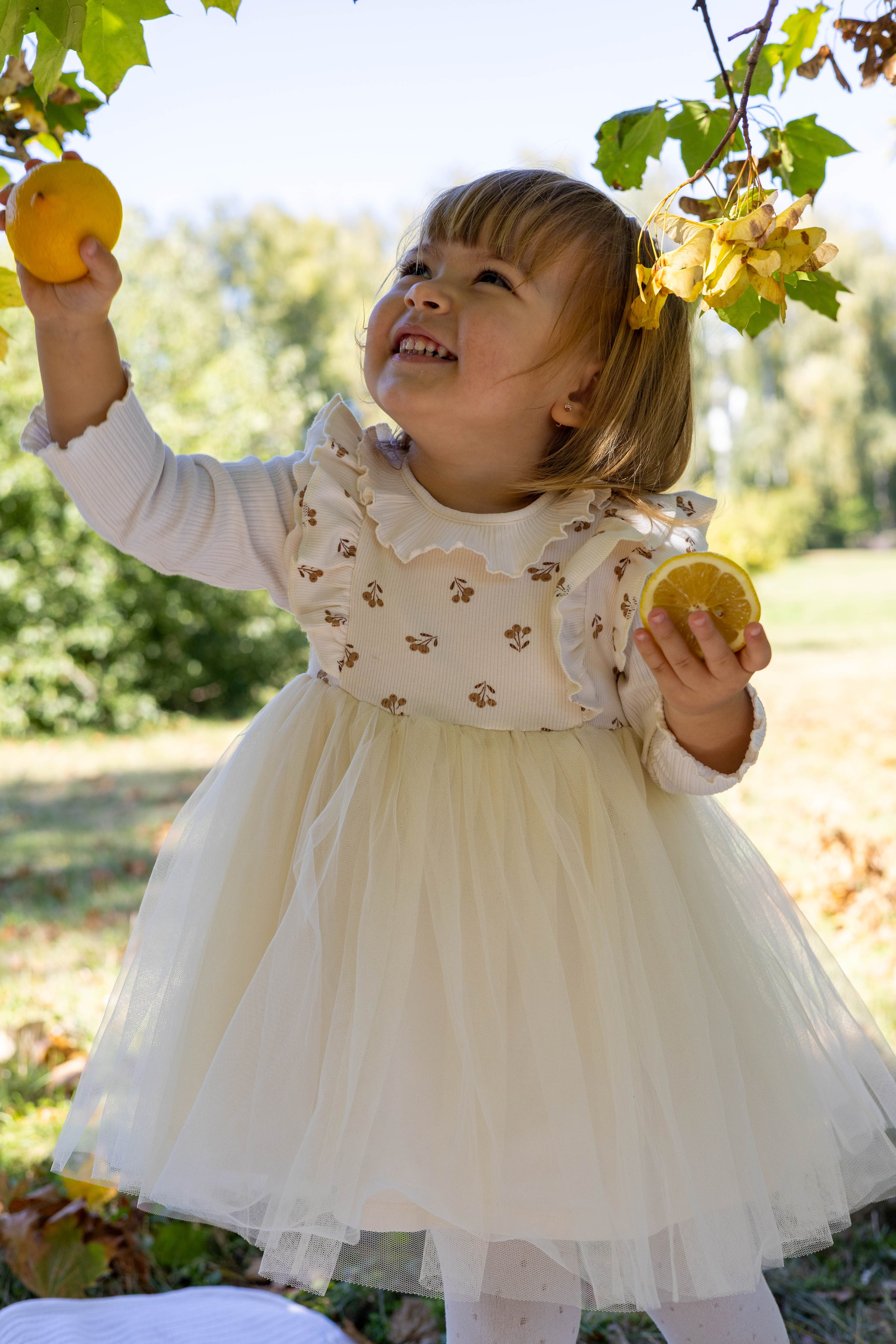 Полный рост модели в белом платье с лимонами 