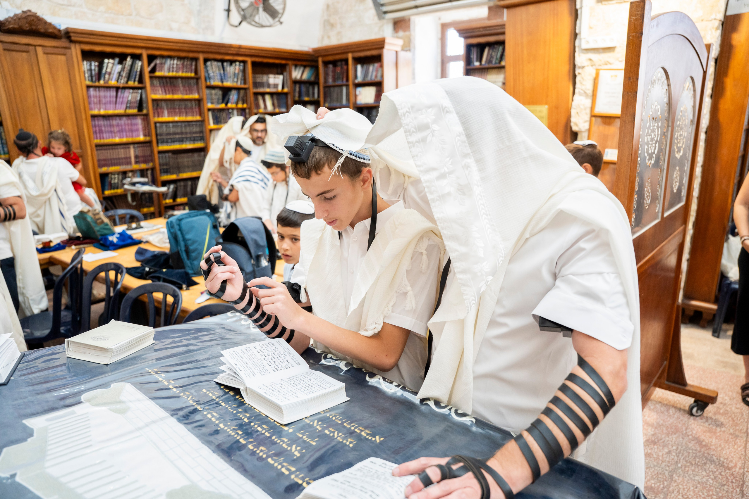 הנחת התפילין רפאל לוי. יוסף מזרחי צילום חתונה, ברית וזוגיות. צלם מקצועי שאוהב להוציא אתכם הכי יפים ברגעים הכי מרגשים