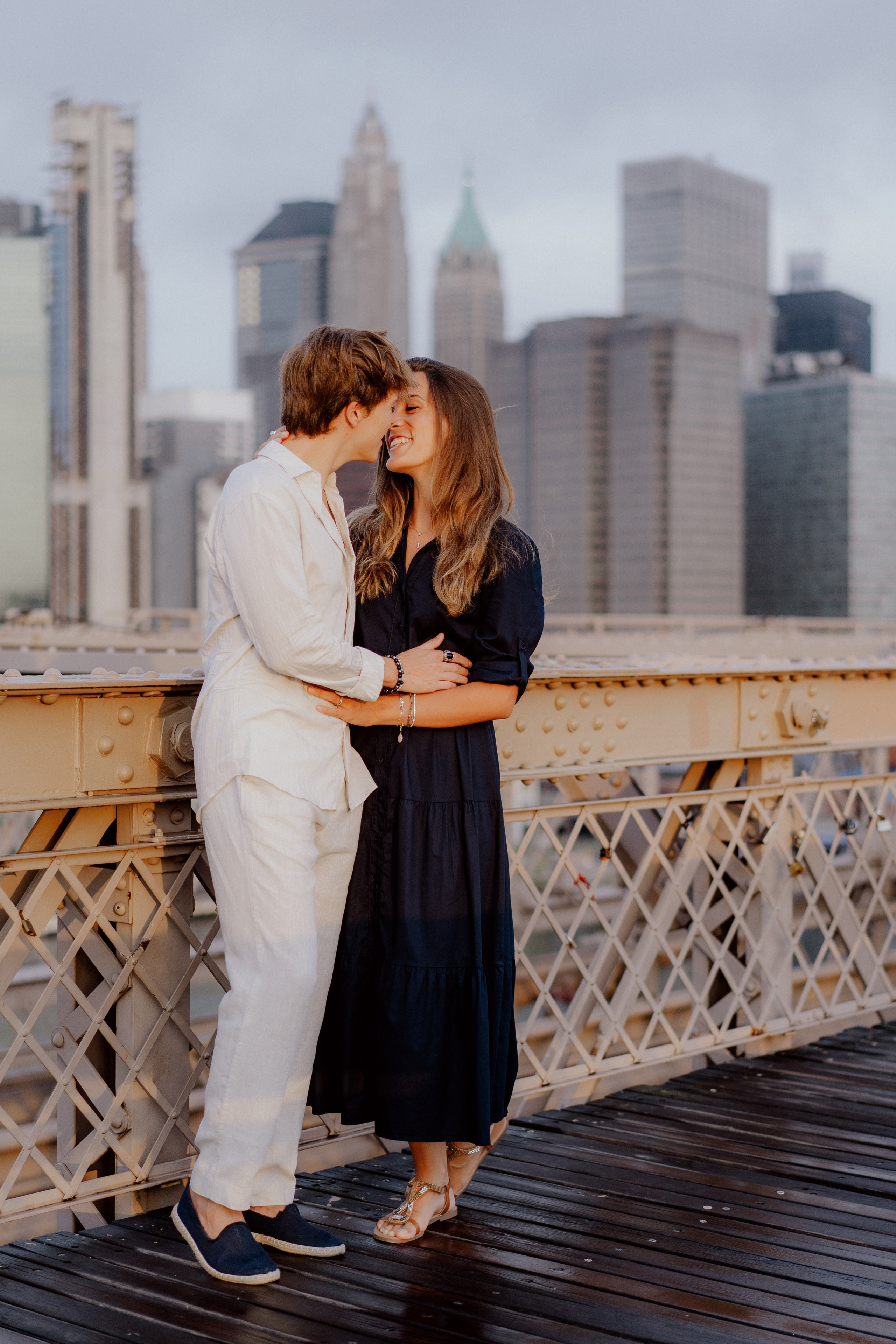 Couple in Dumbo and on the Brooklyn Bridge. Videographer and photographer in New York // MAKAROV.VIDEO