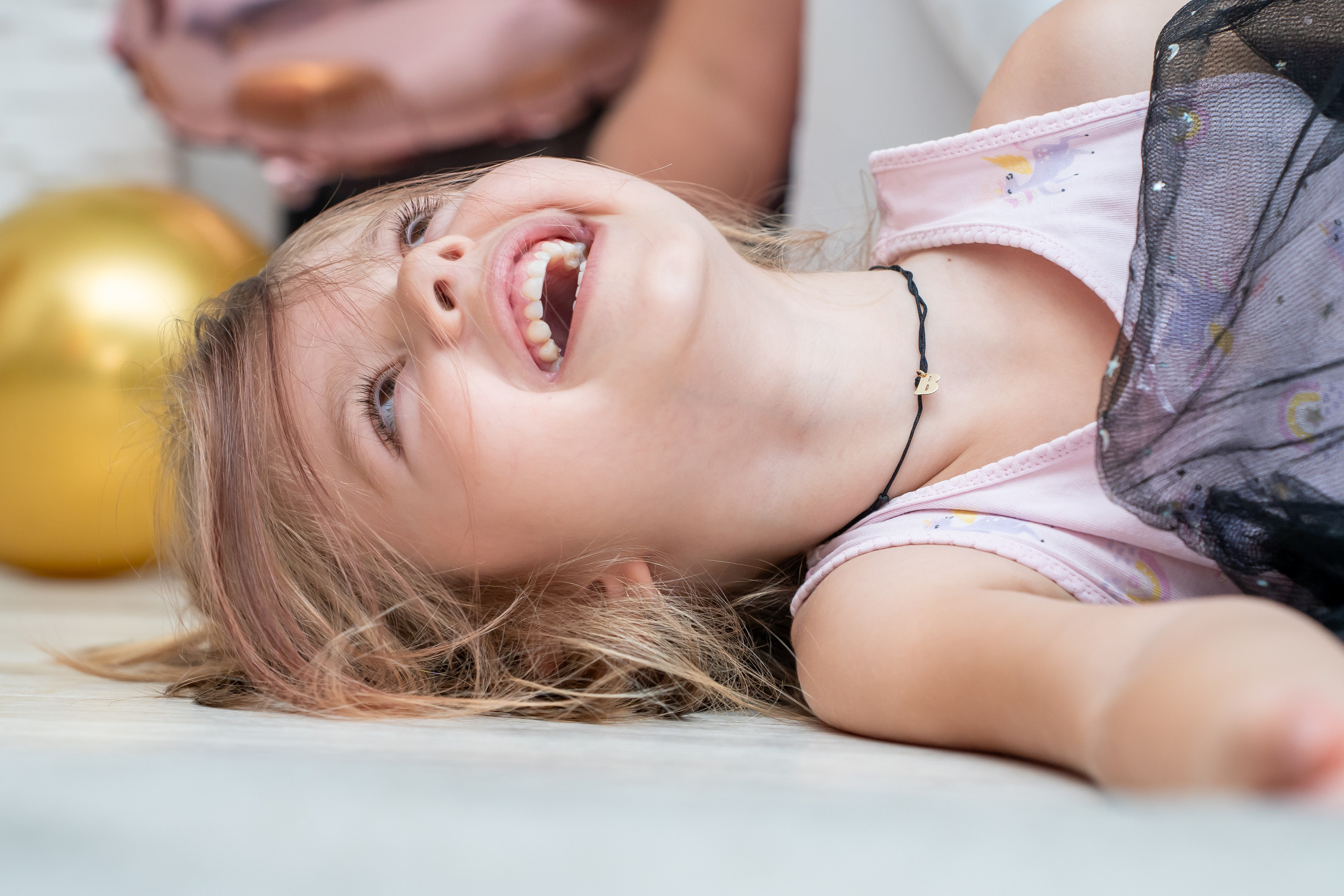 fetita care rade, fetita fericita, fotograf copii