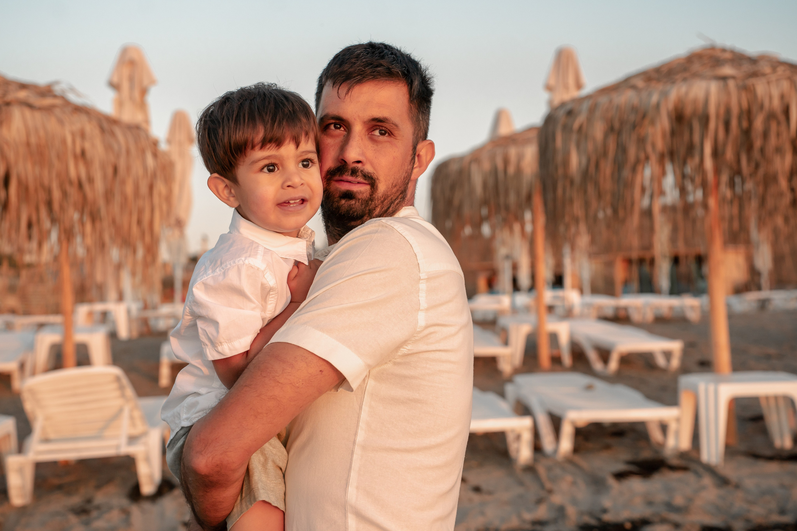 un tata care isi tine copilul in brate