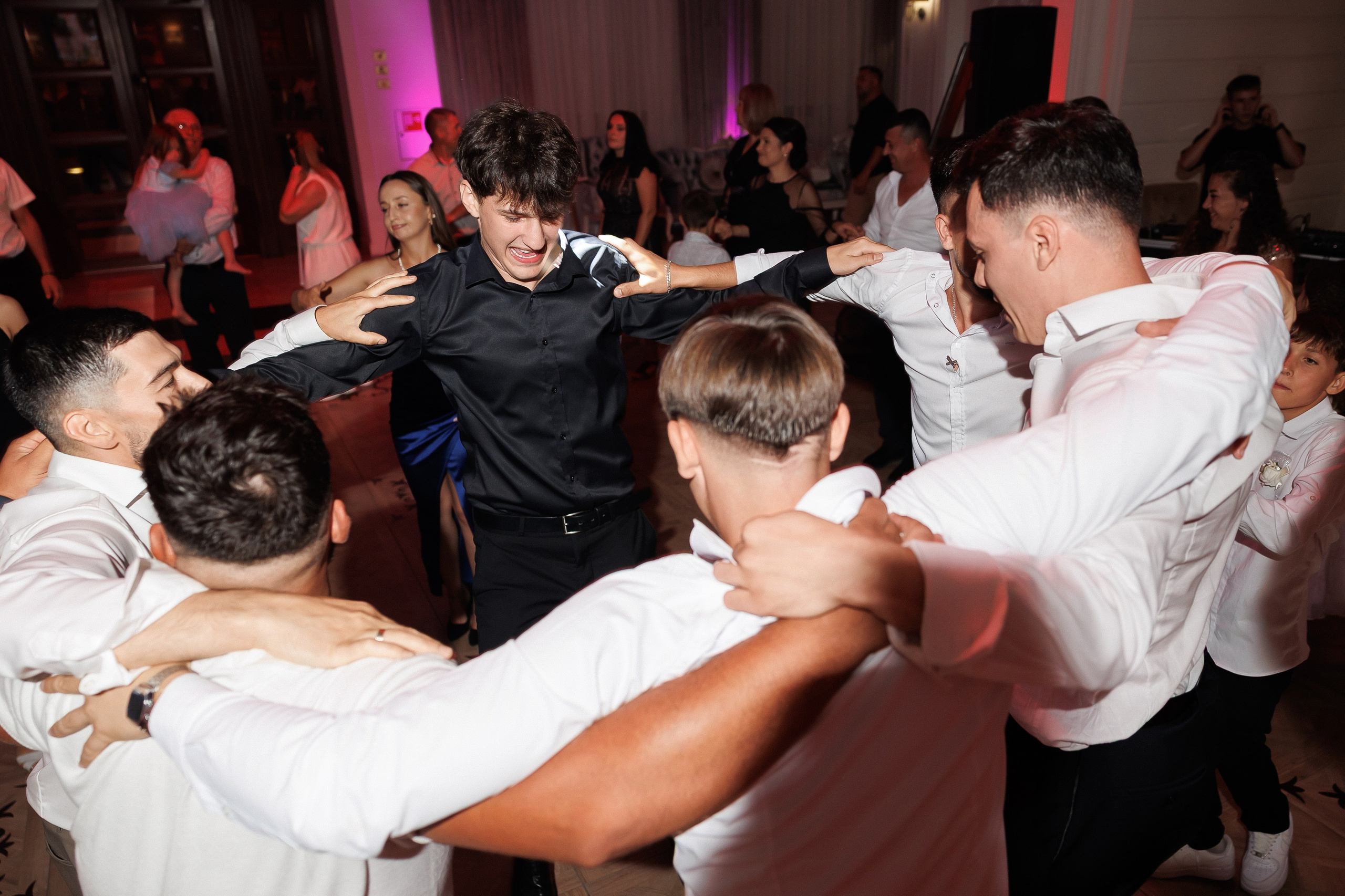 Eugen & Livia — Grand Elysee — Wedding Day. Servicii Foto și Video 067188353