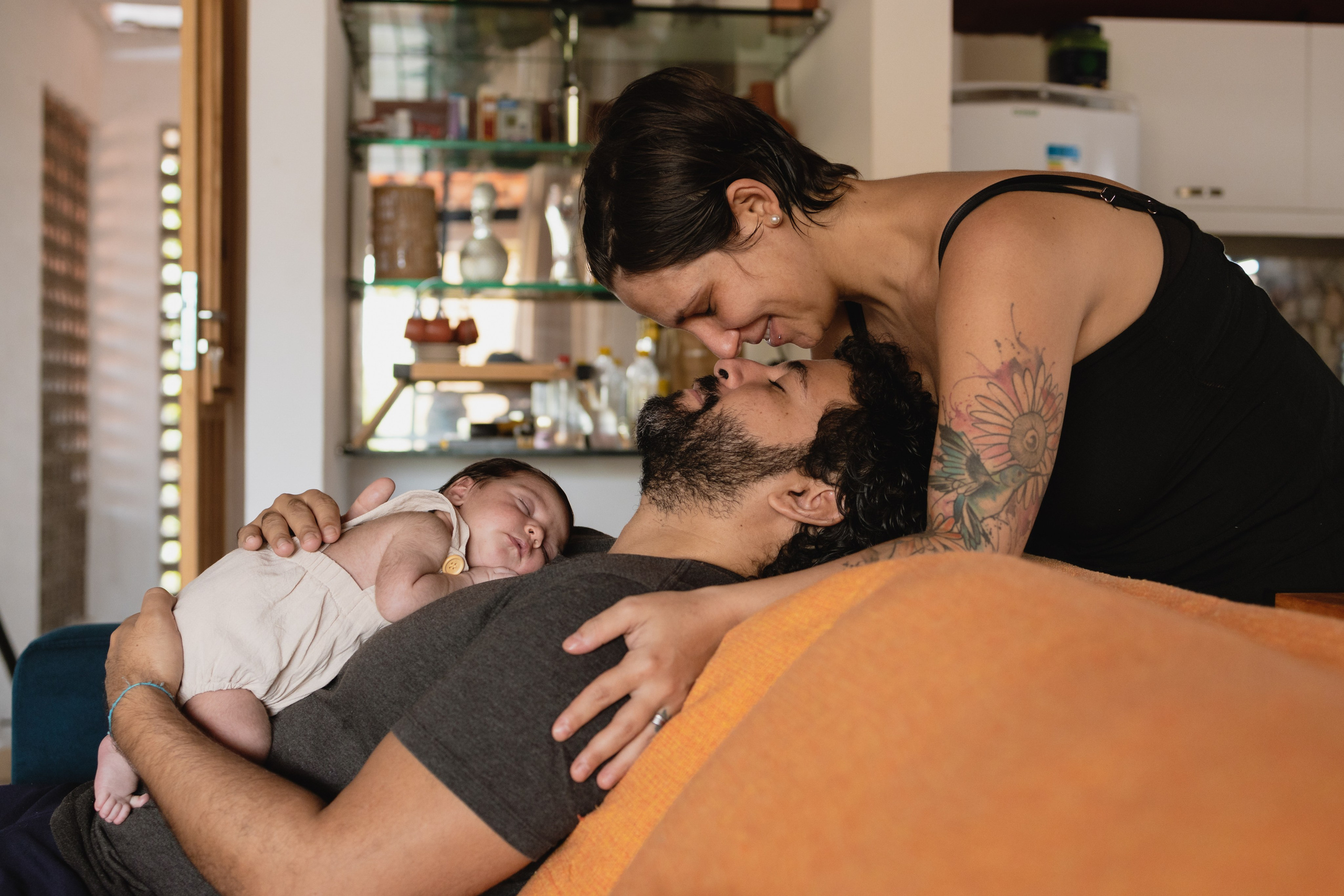Retrato de família em casa com bebê recém-nascida