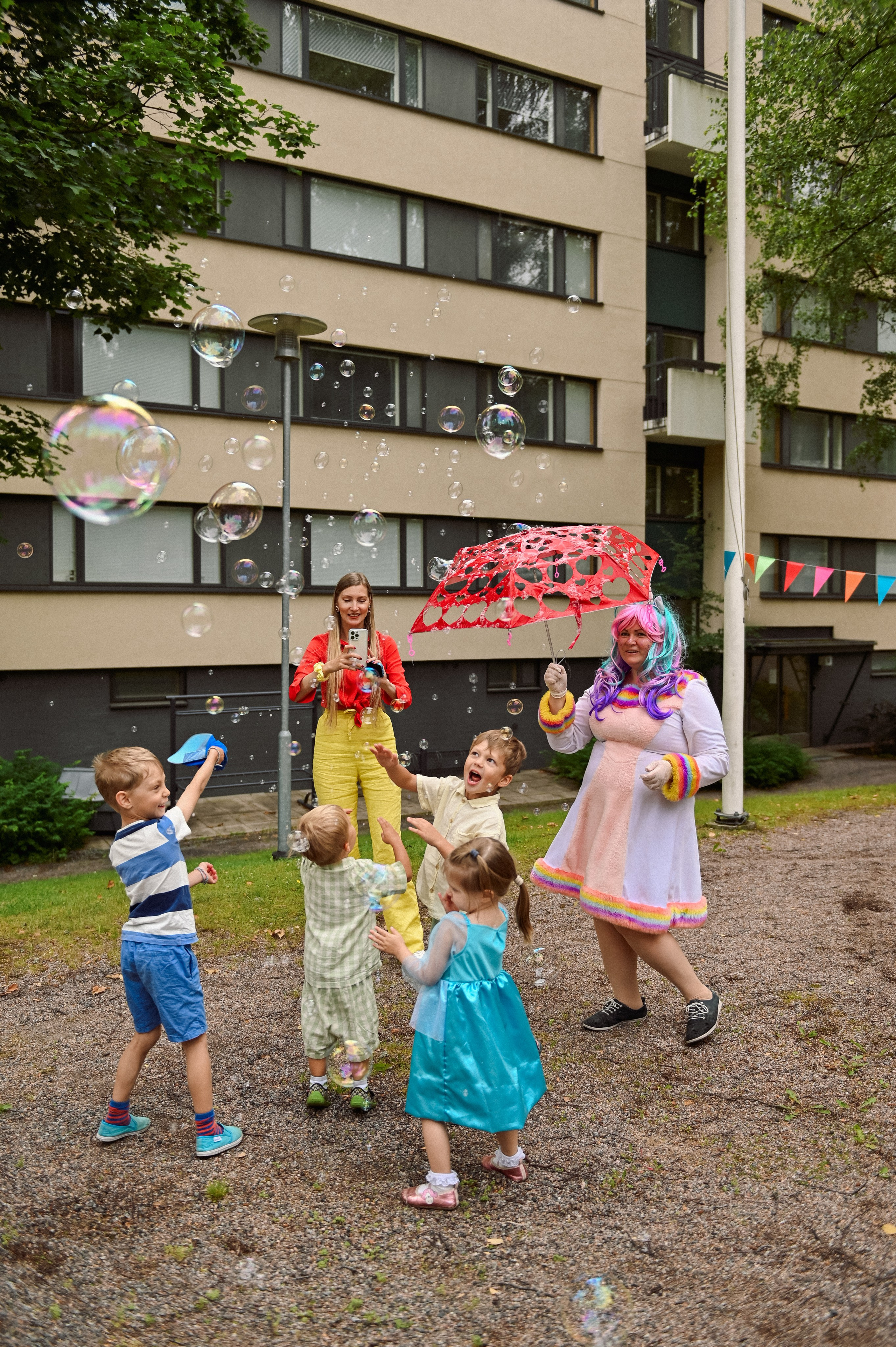 Праздник во дворе дома. Детский и семейный фотограф в финляндии дина пулкка. контент фотограф