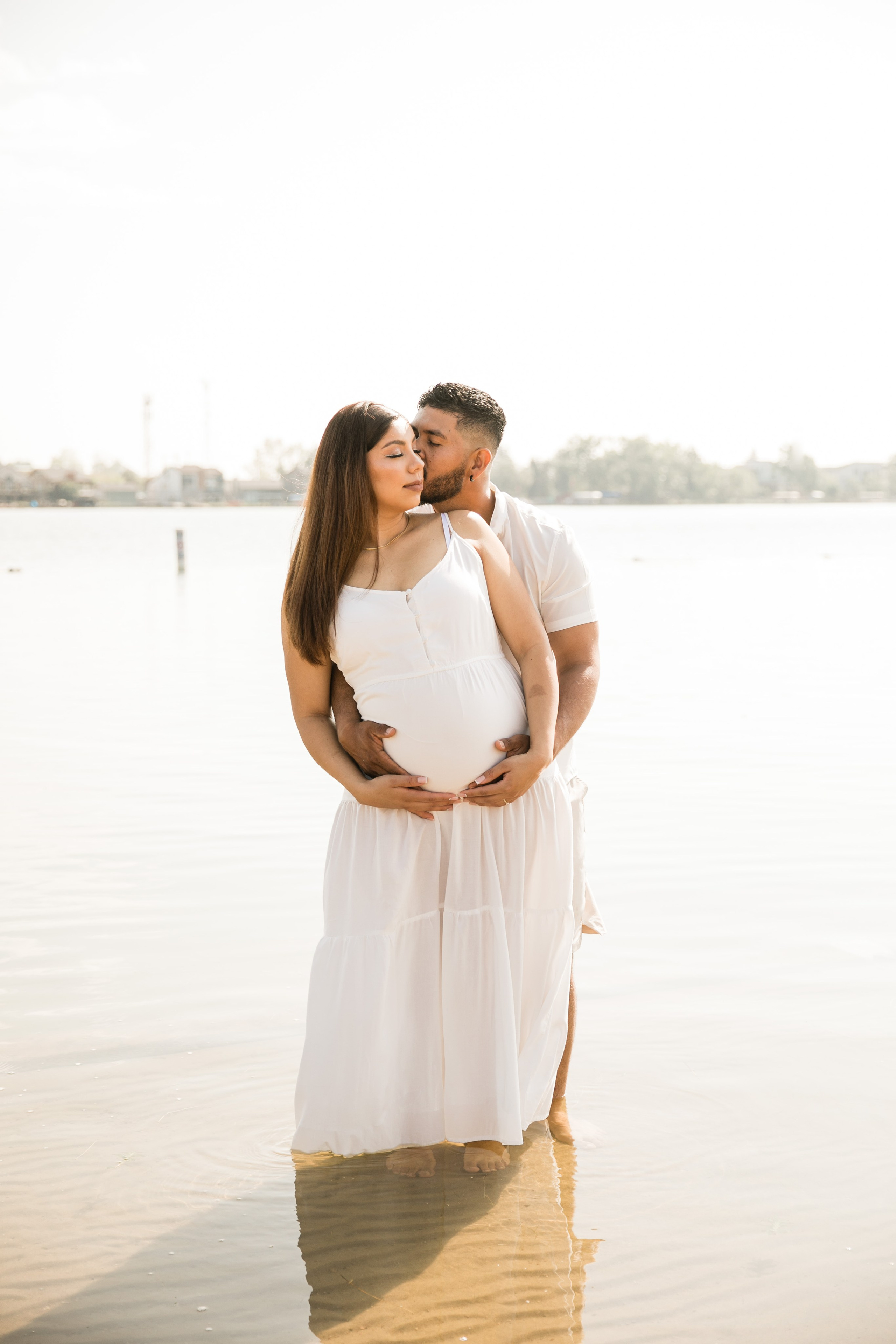 Maternity Photos — Isa — Chestermere. Fotografía accesible en Calgary