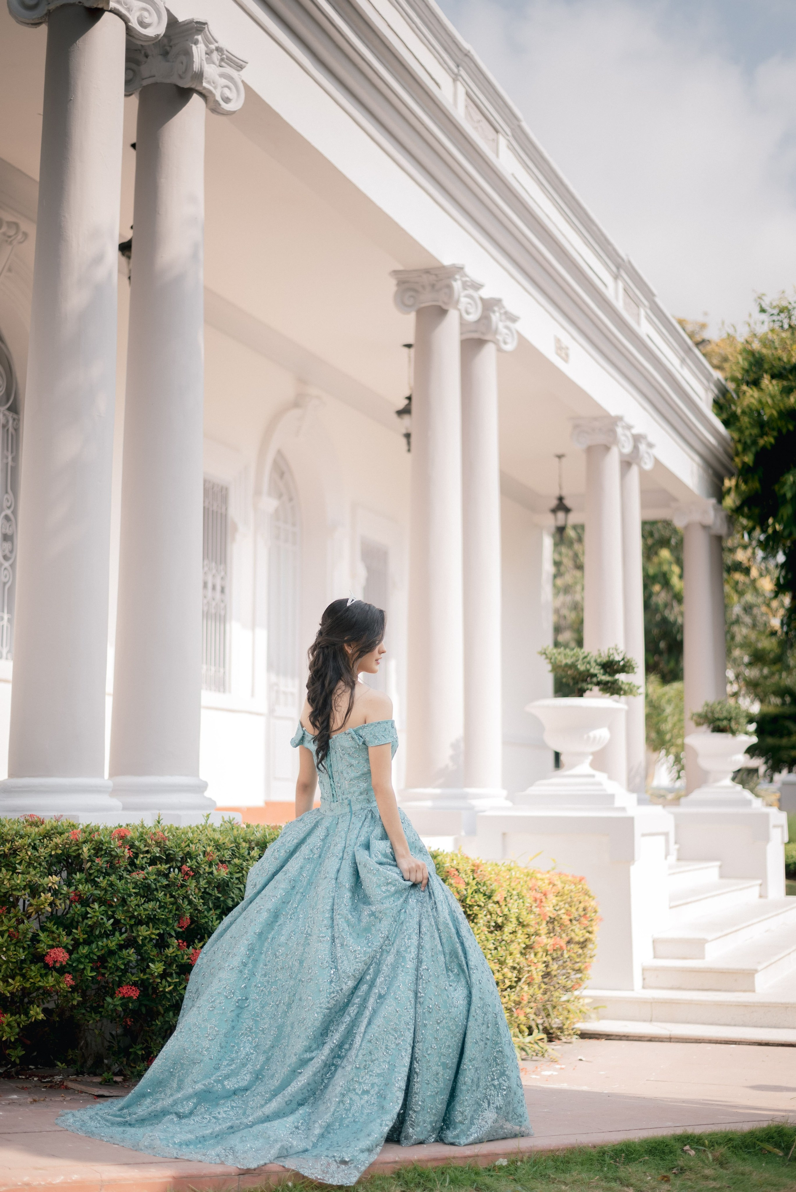 Sesión de fotos de quinceañera princesa en Barranquilla, fotografía de ensueño en El Prado con vestido azul cielo y columnas blancas