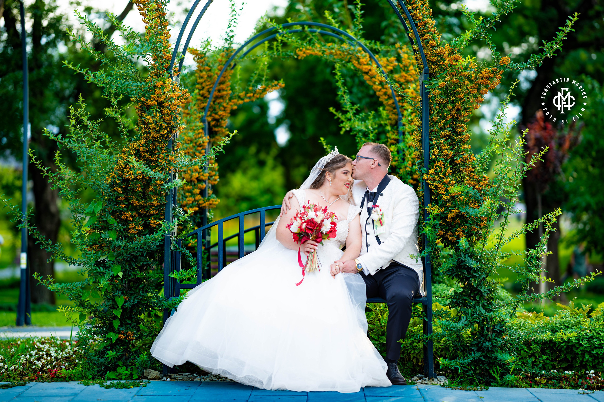 WEDDING PHOTOGRAPHY. DESPRE NOI