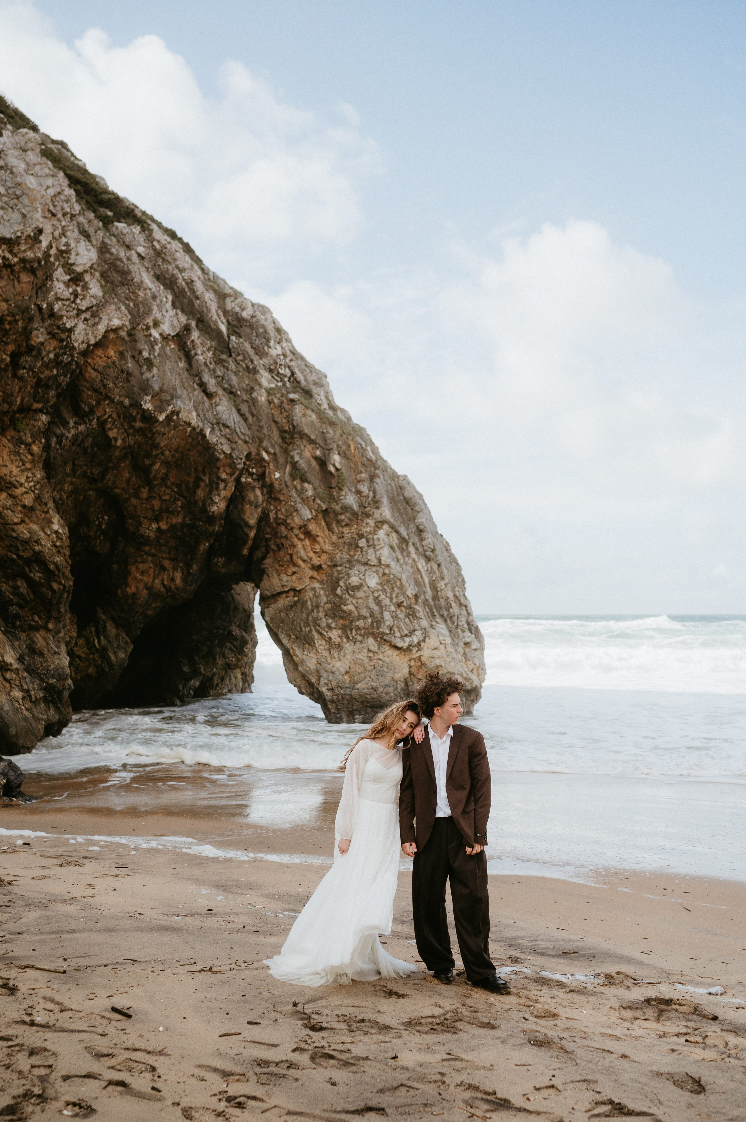 Ședință foto de nuntă pe plaja Adraga – emoție la malul oceanului Atlantic. Valentin Melen - fotograf de nunta 🤍