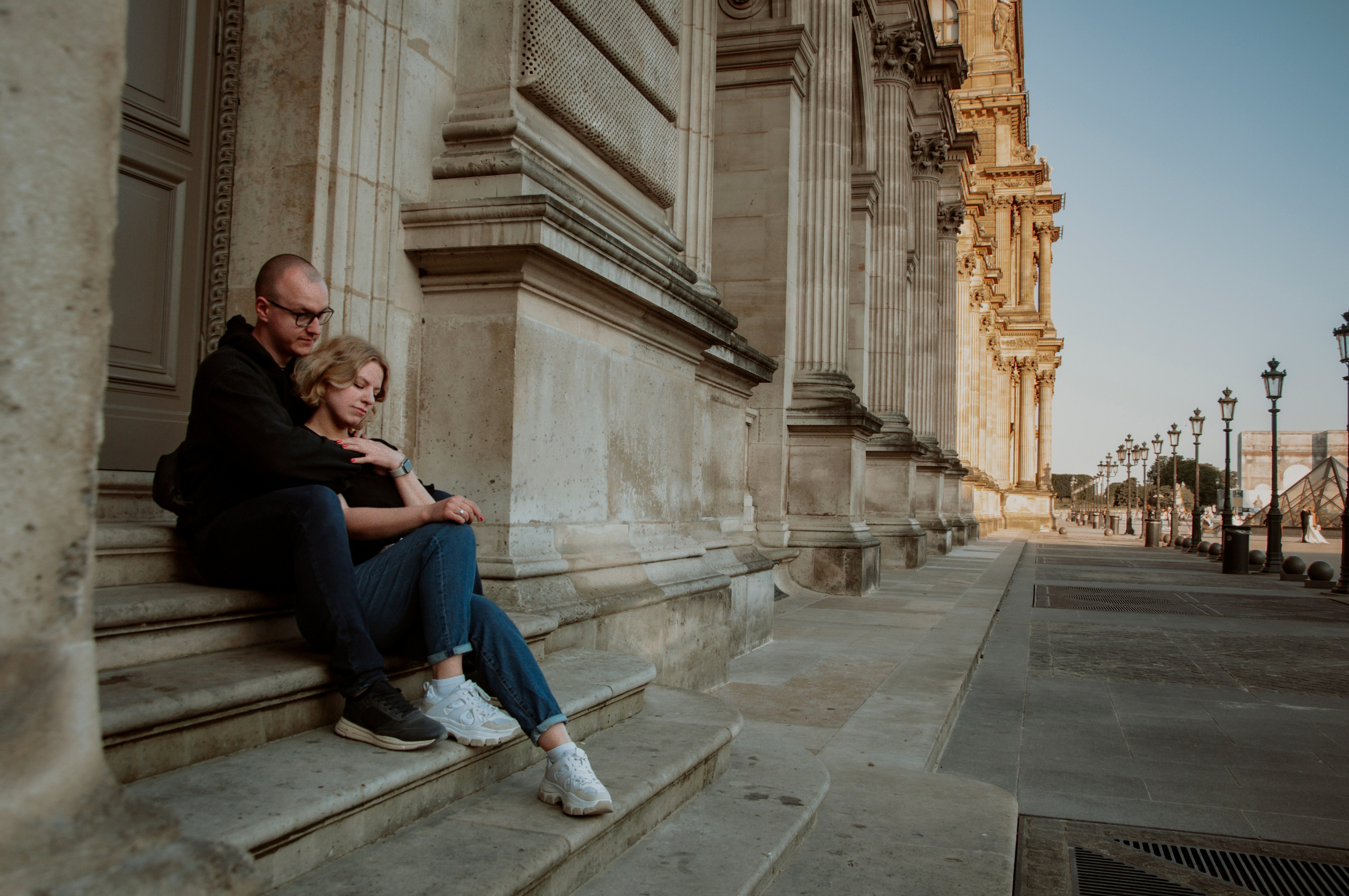 Couple photoshoot near the Louvre. Paris photographer — Polina Osipova