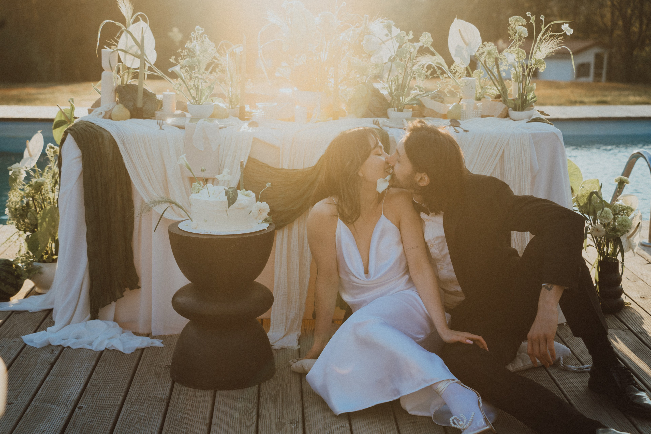 Romantická svatební fotografie novomanželů při západu slunce. Intimní a přirozený okamžik zachycující lásku, pohodu a kouzlo svatebního dne. 