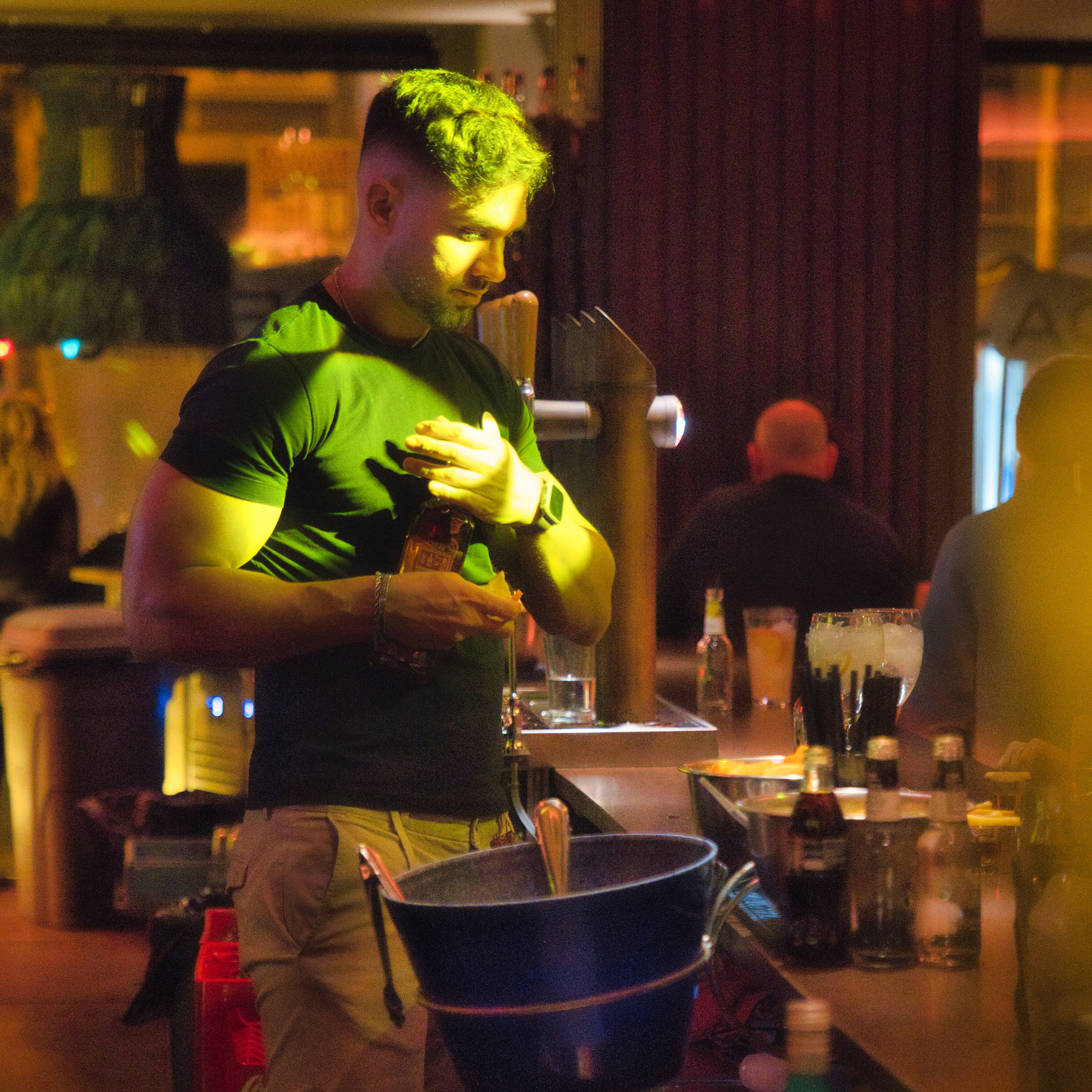 Fotografía profesional de eventos nocturnos y fiestas en Córdoba.