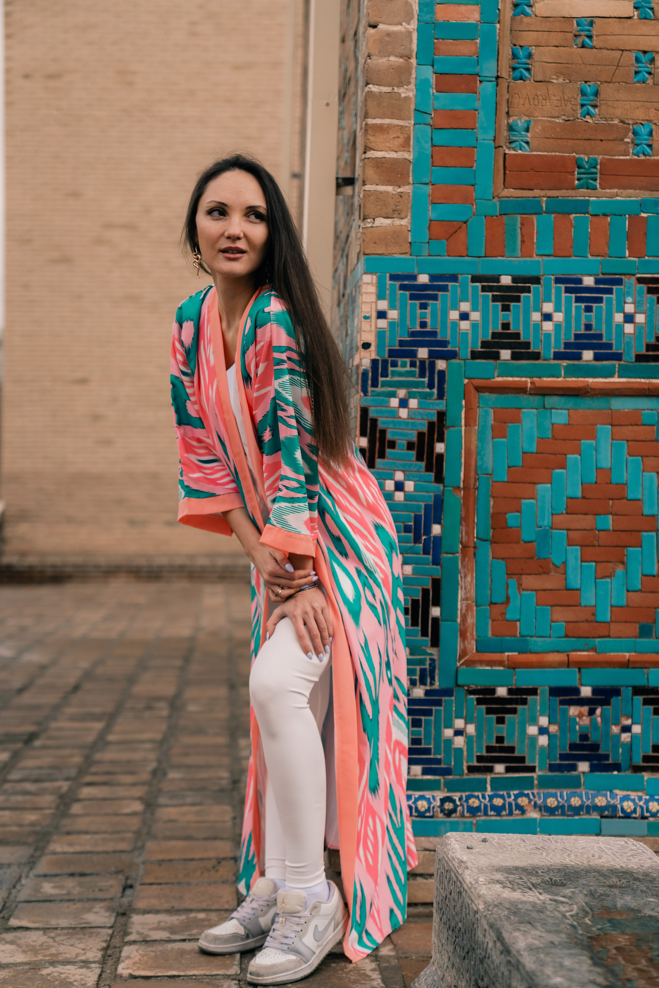 Photoshoot in a robe in Samarkand: Unique Shots with the Shah-i-Zinda. Photographer in Uzbekistan and Samarkand Djasur Marupov