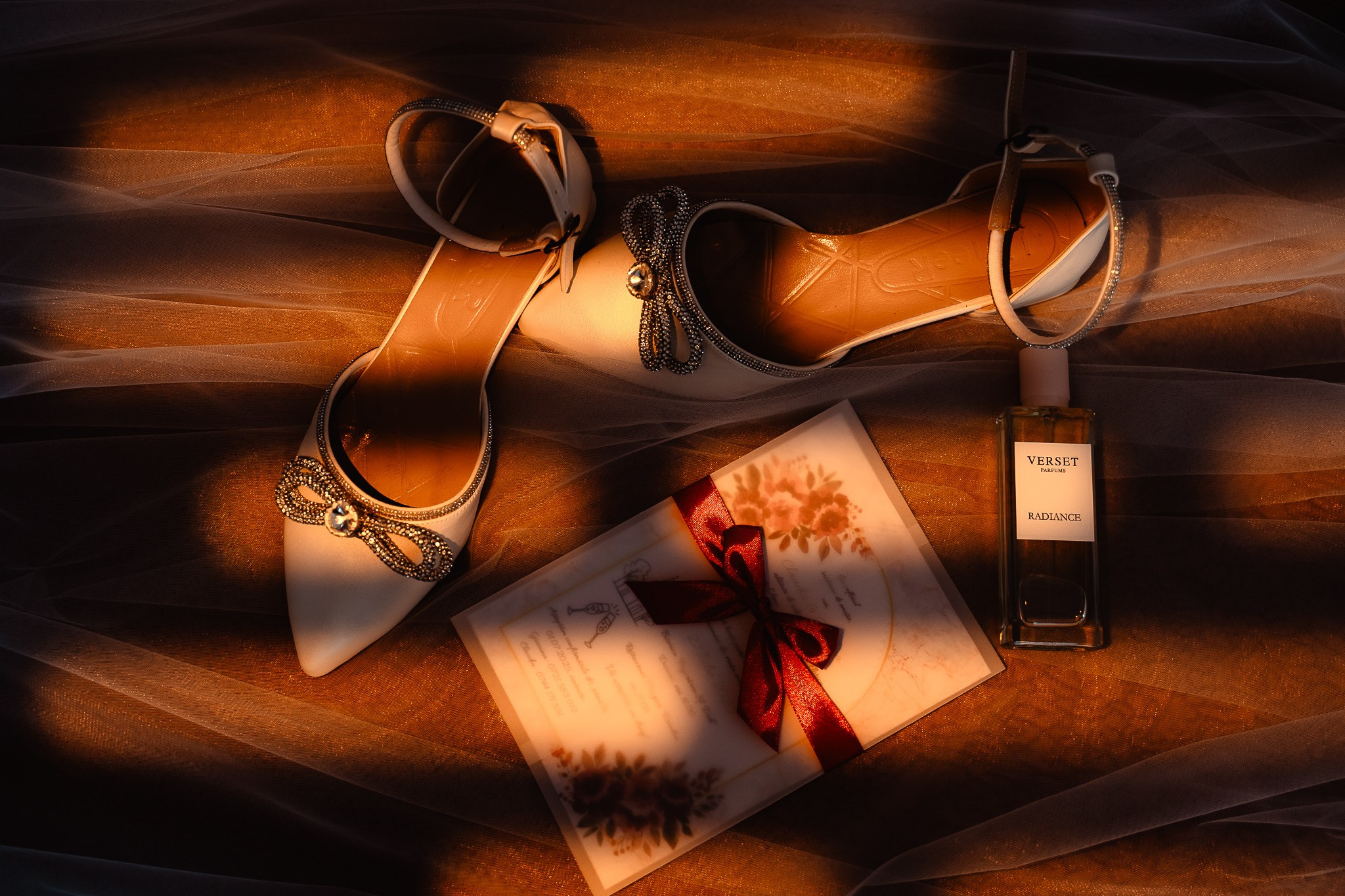 Detaliu accesorii mireasa: pantofi, invitatia nuntii, parfum