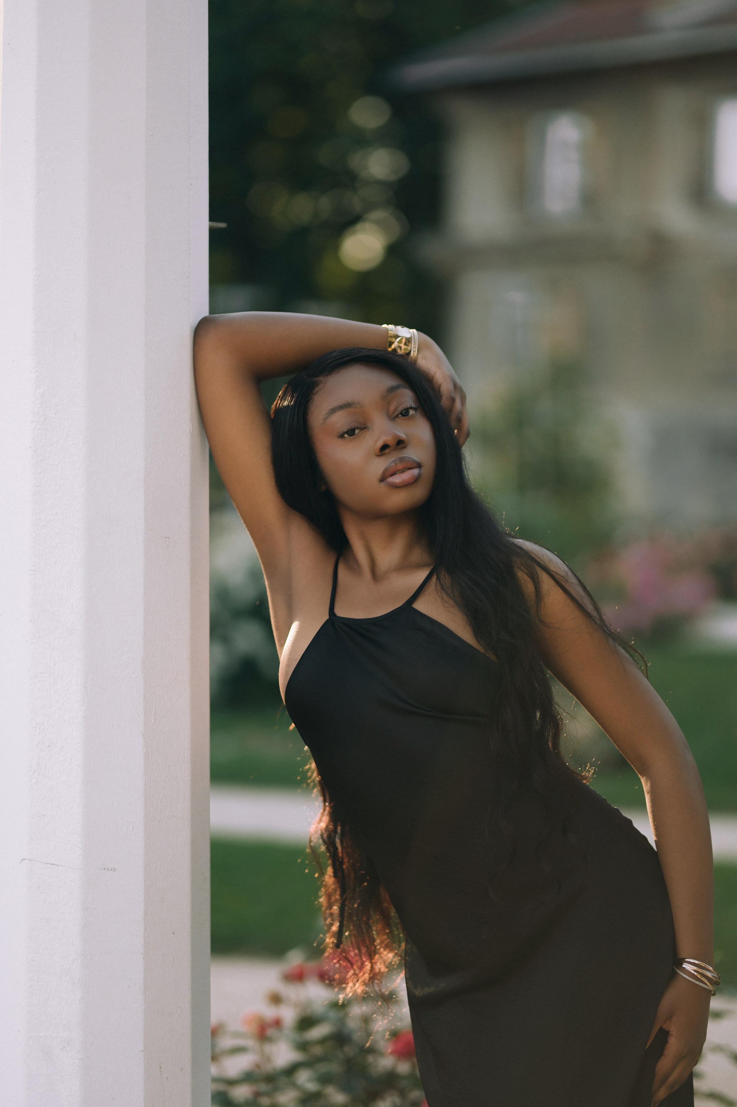Portrait féminin élégant Lyon shooting photo robe noire architecture
