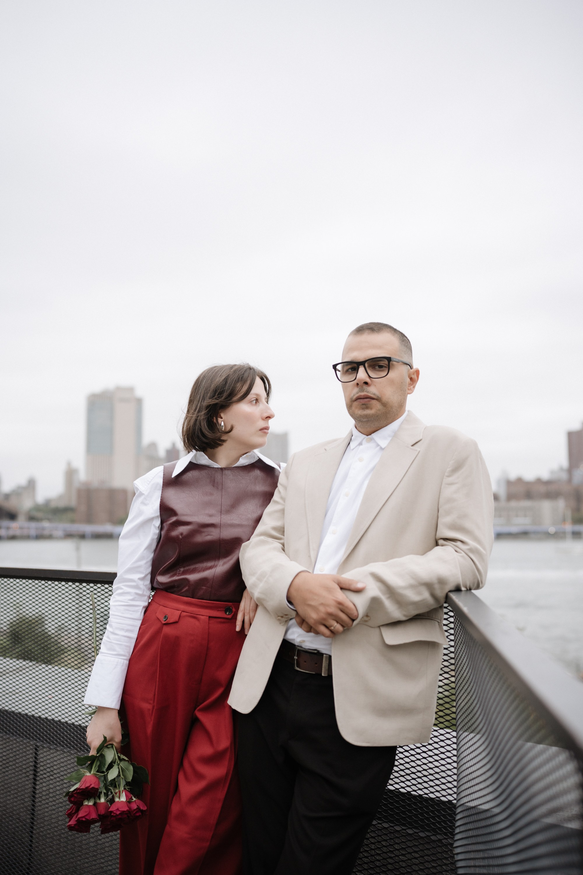 Couple in Dumbo. Portrait and wedding photographer in New York